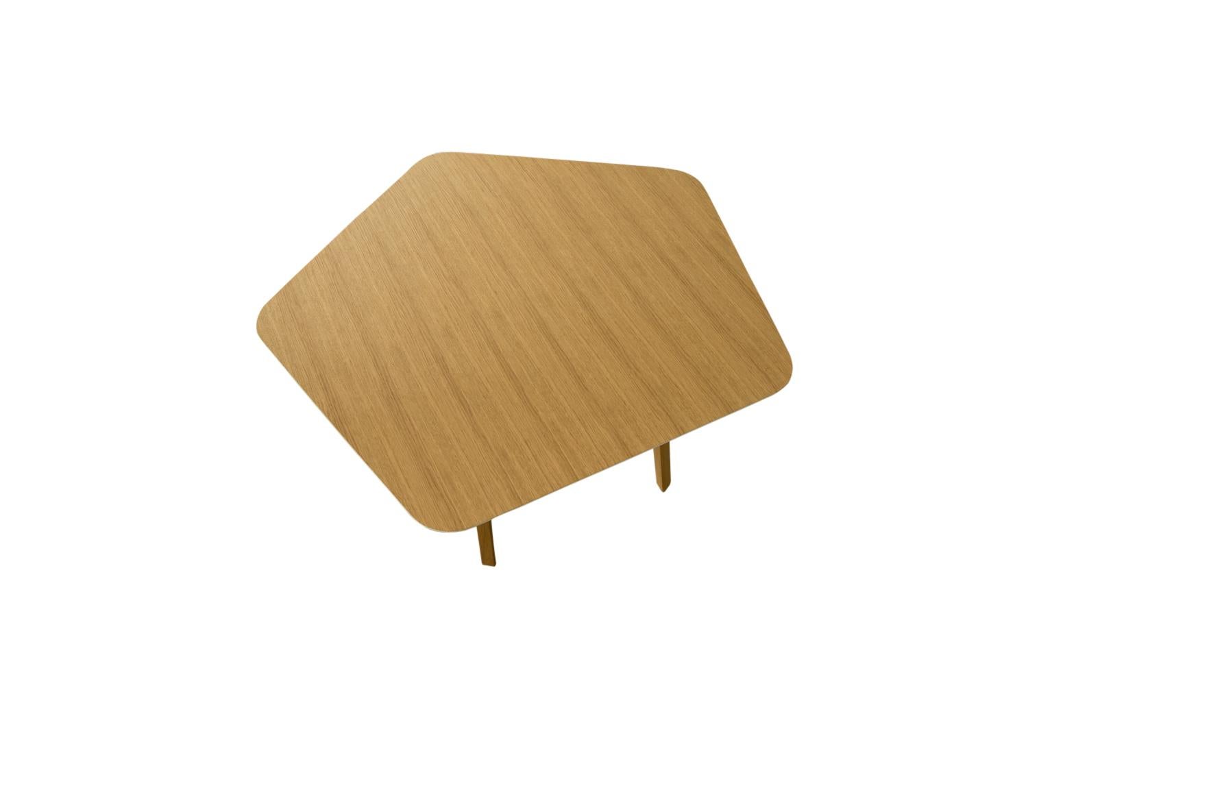 Tavolo Tria Penta di Colé Italia con Lorenz + Kaz, 2012
Dimensioni: H.75; Piano pentagonale ø 140
Materiali: Piano impiallacciato, laccato o in ceramica con angoli arrotondati, di conseguenza laccato sul retro. 5 gambe in rovere massiccio. (Top di