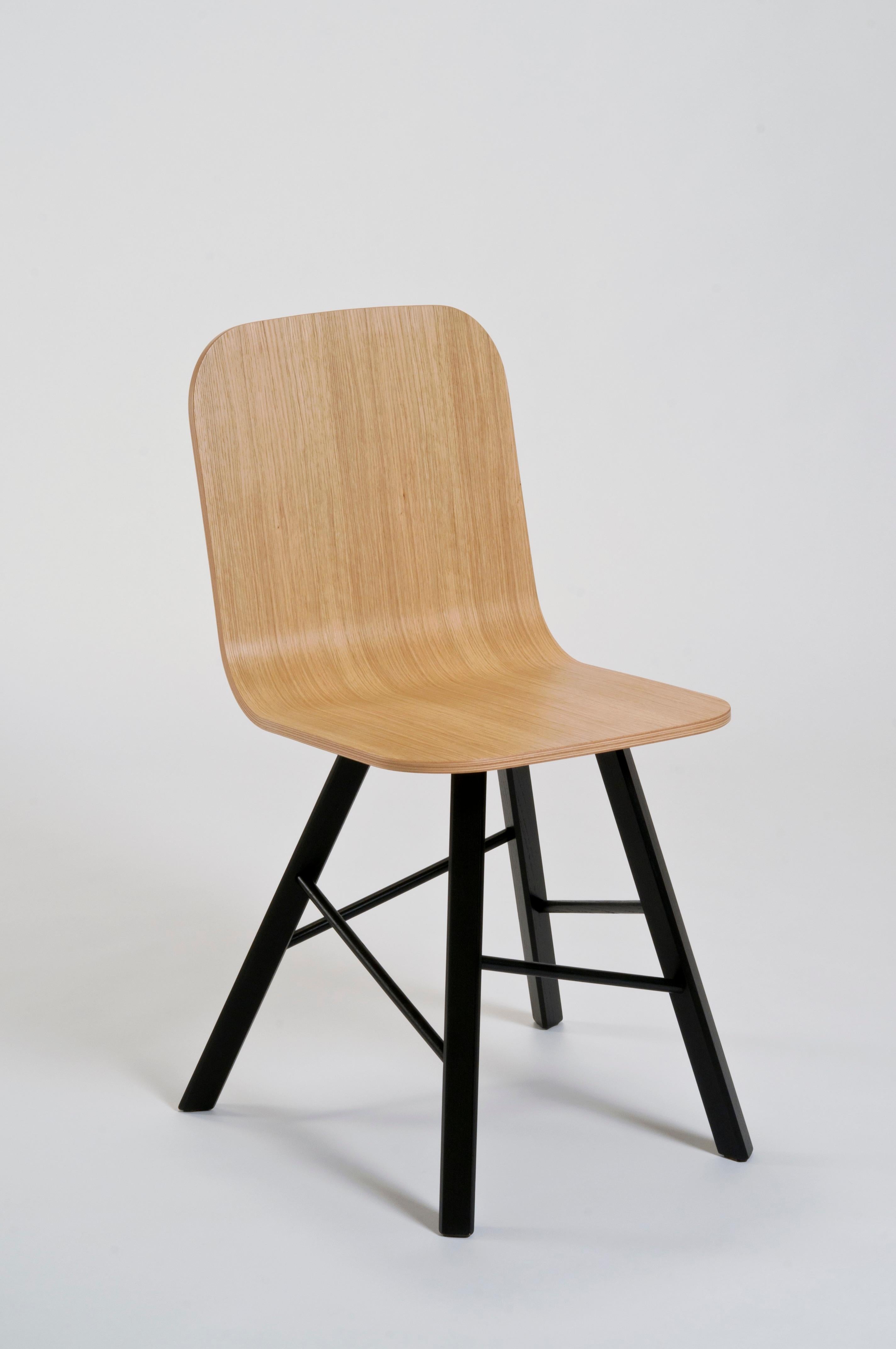 Tria Einfacher Stuhl, schwarze Eiche, minimalistisches Design, inspiriert von der Grafikkunst im Angebot 6