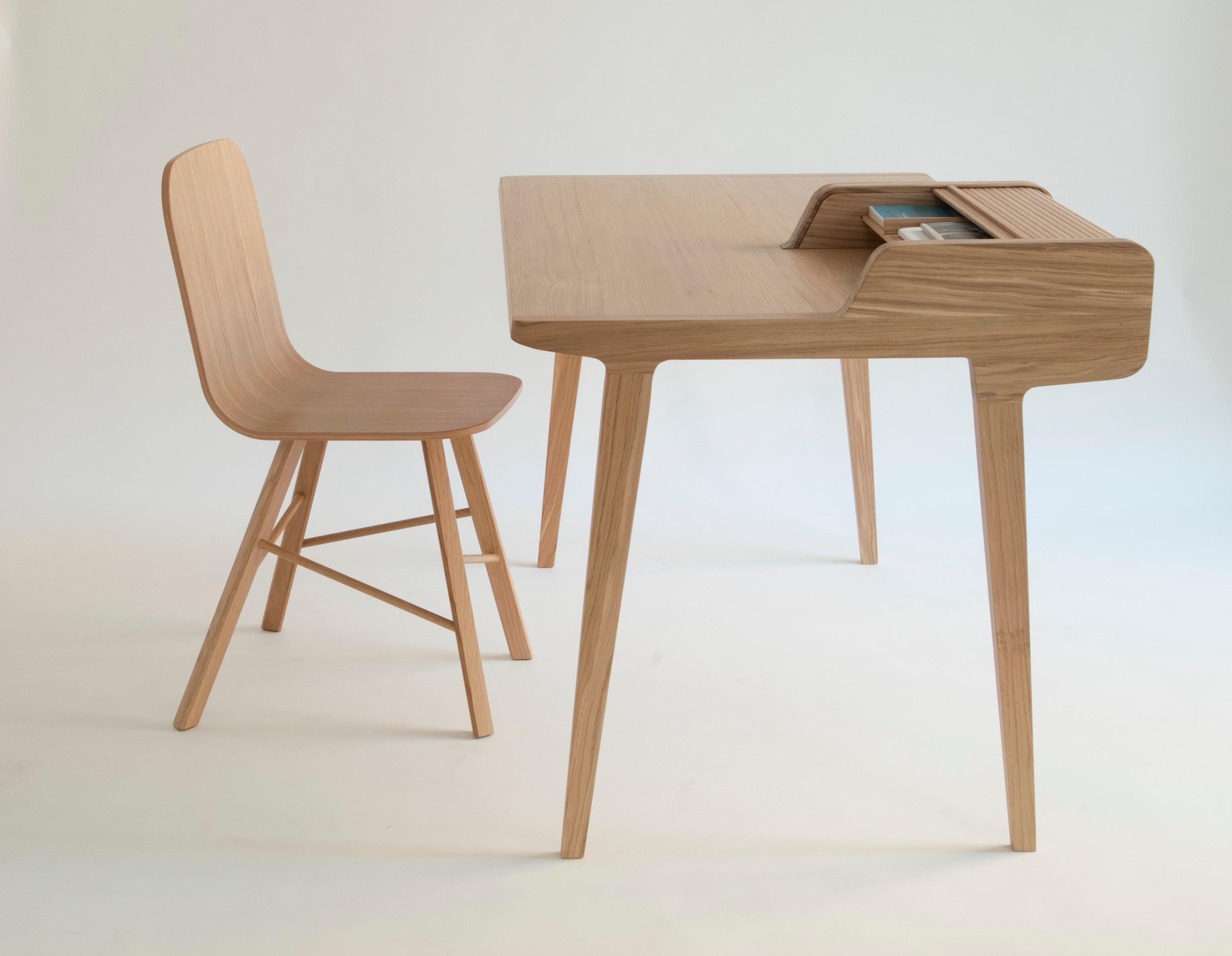 Tria Einfacher Stuhl, schwarze Eiche, minimalistisches Design, inspiriert von der Grafikkunst (Furnier) im Angebot