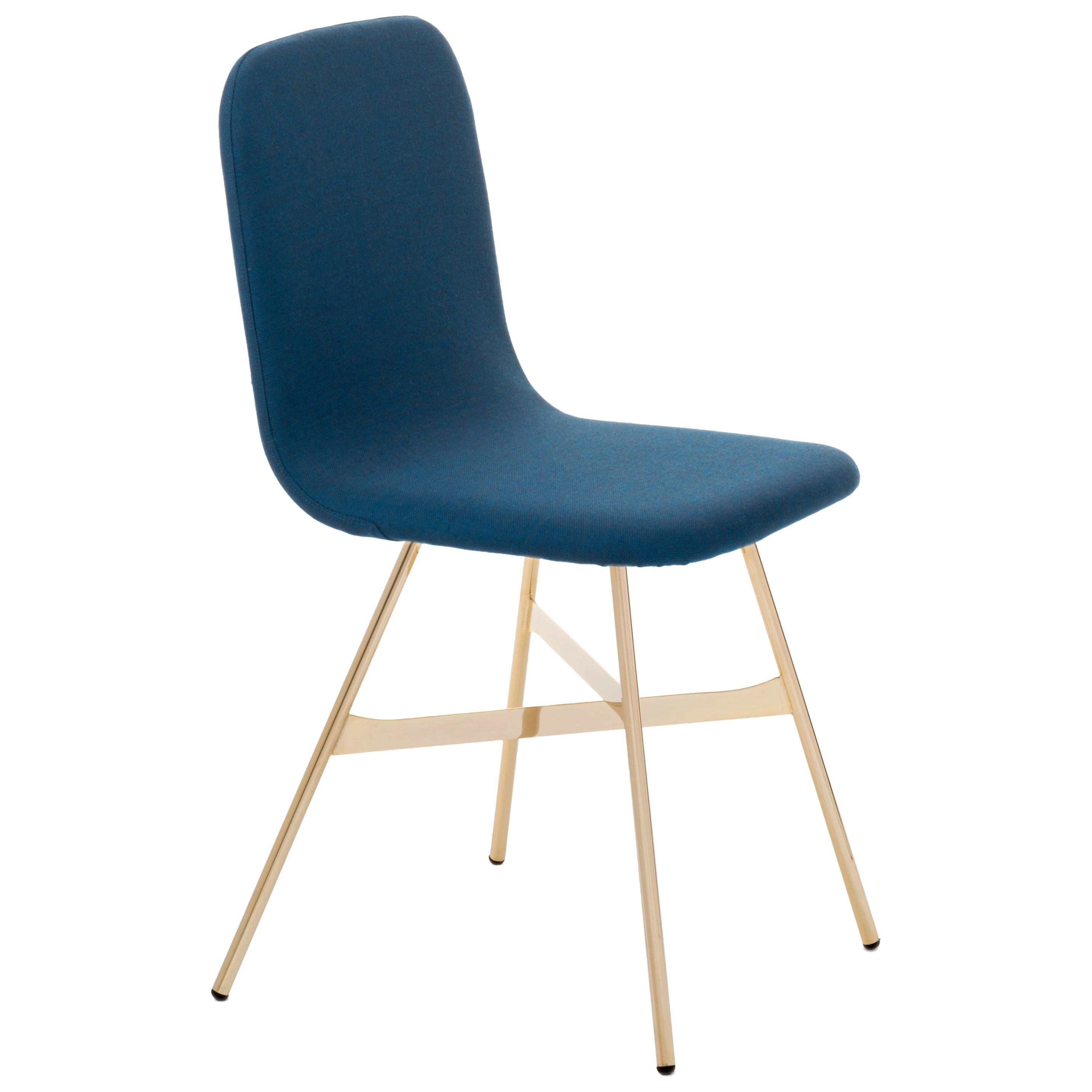 Ein schlichter, aber sehr eleganter Stuhl, der von der Grafik inspiriert ist und das für die Beine verwendete Edelmetall mit der einfachen und hieratischen Linie des Sitzes kombiniert, was interessante und dynamische Effekte hervorruft, die um einen