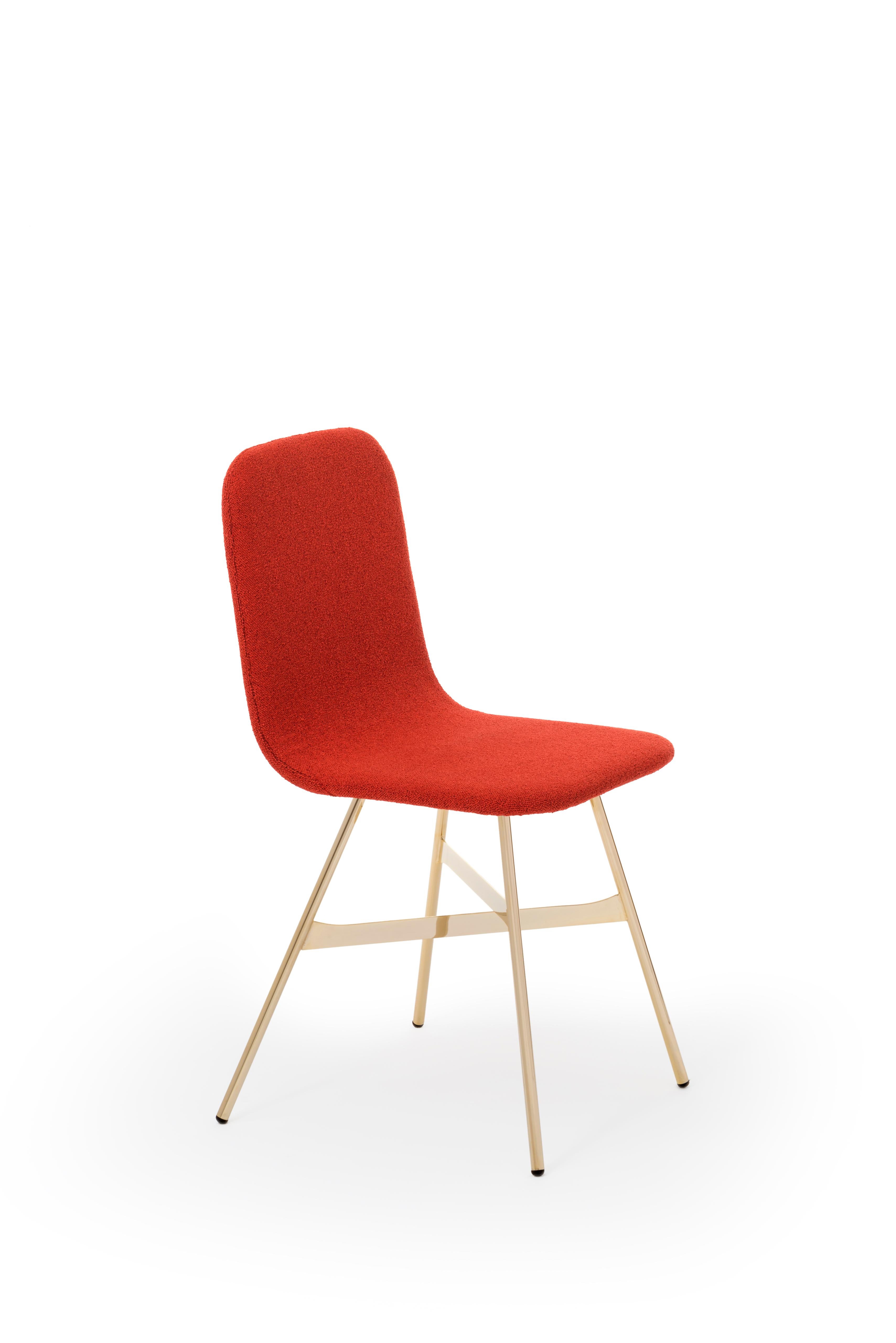 A simple but very elegant chair inspired to graphic art and combining the precious metal used for the legs with the simple and hieratic line of the seat, suggesting interesting and dynamic effects, displayed around a table.
The seat is a plywood