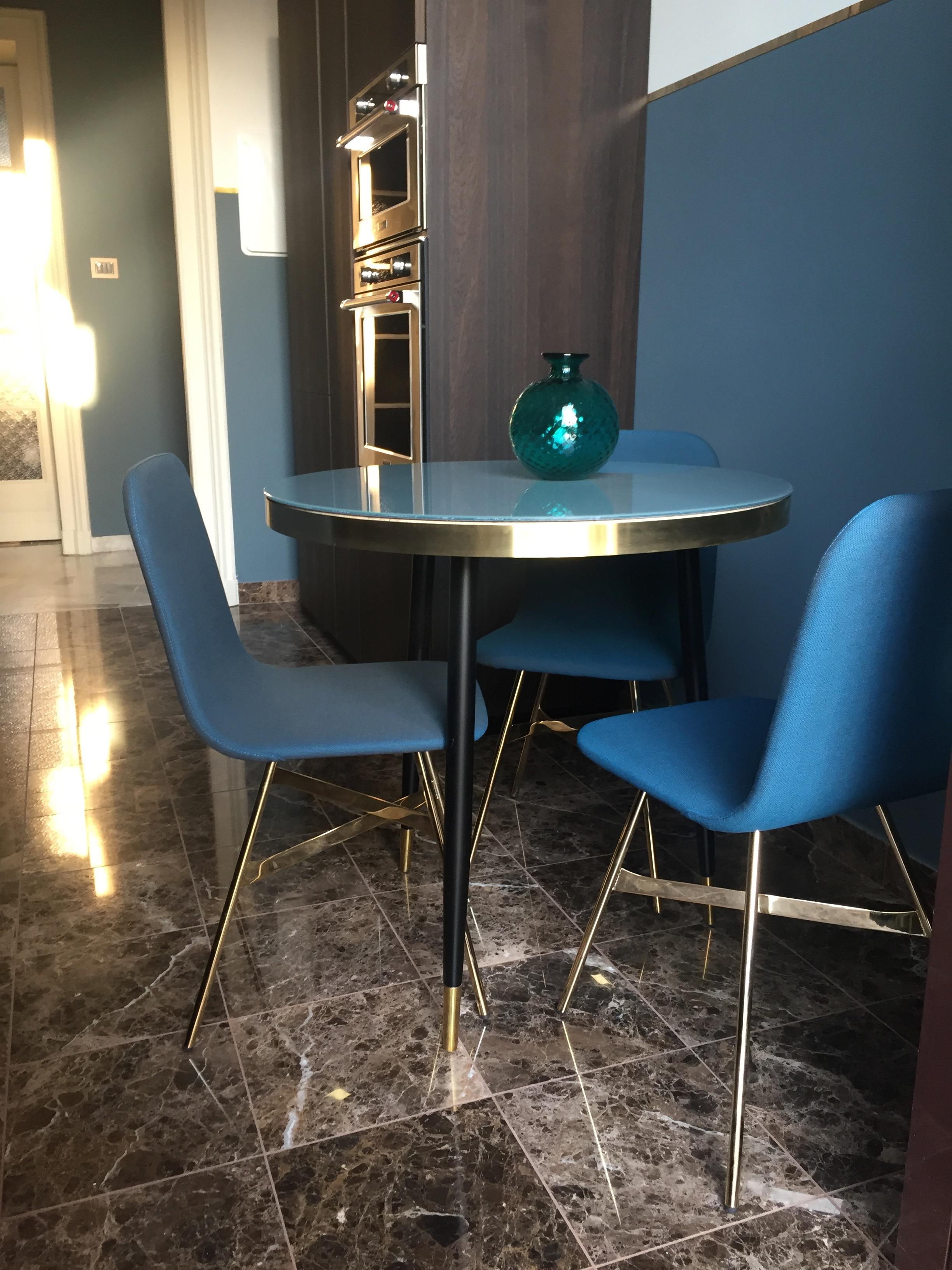 Tria Einfacher Stuhl, goldene Beine, minimalistisches Design, ikonisch inspiriert von der Grafikkunst im Zustand „Neu“ im Angebot in Milan, Lombardy