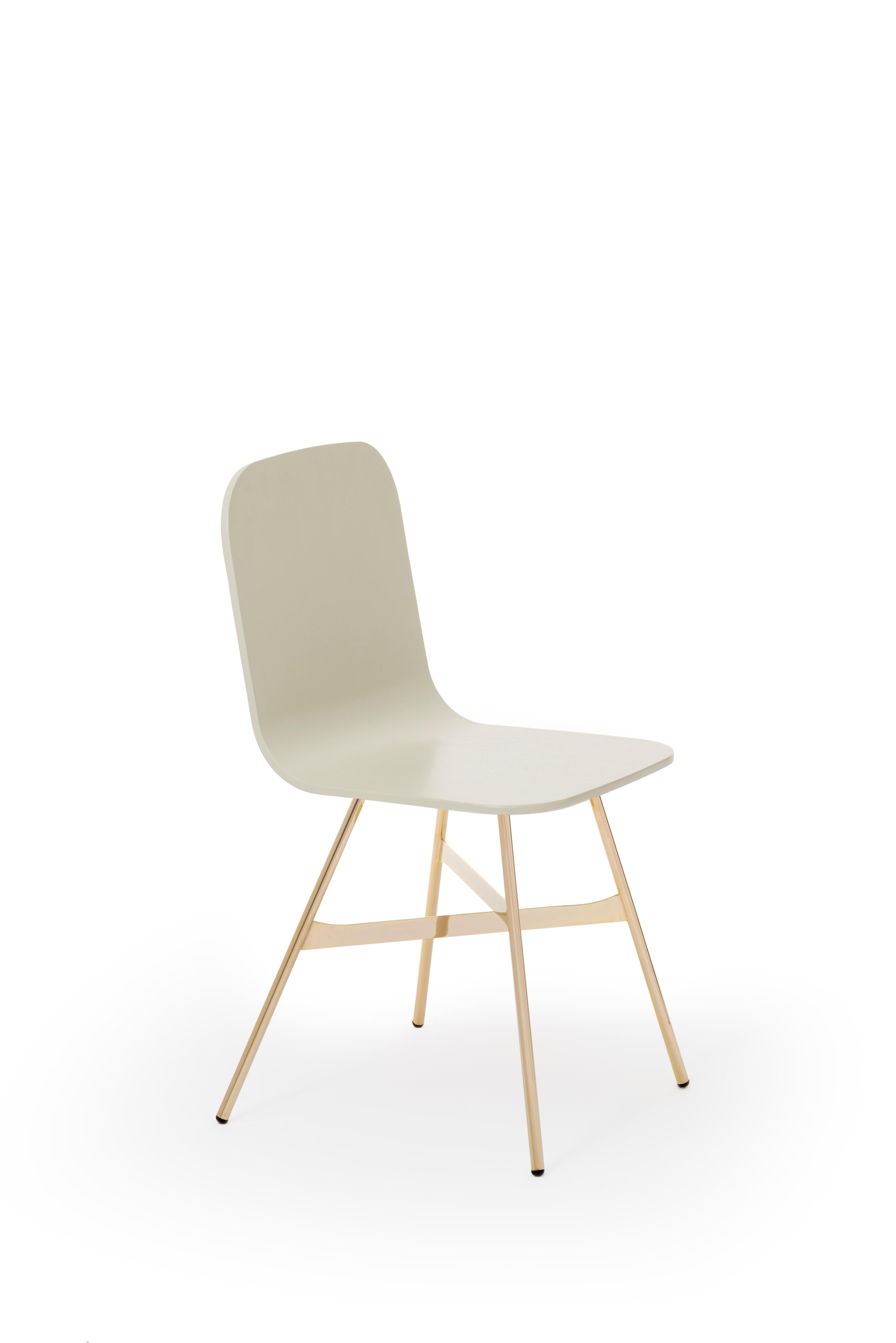 Tria Einfacher Stuhl, goldene Beine, minimalistisches Design, ikonisch inspiriert von der Grafikkunst (Eichenholz) im Angebot