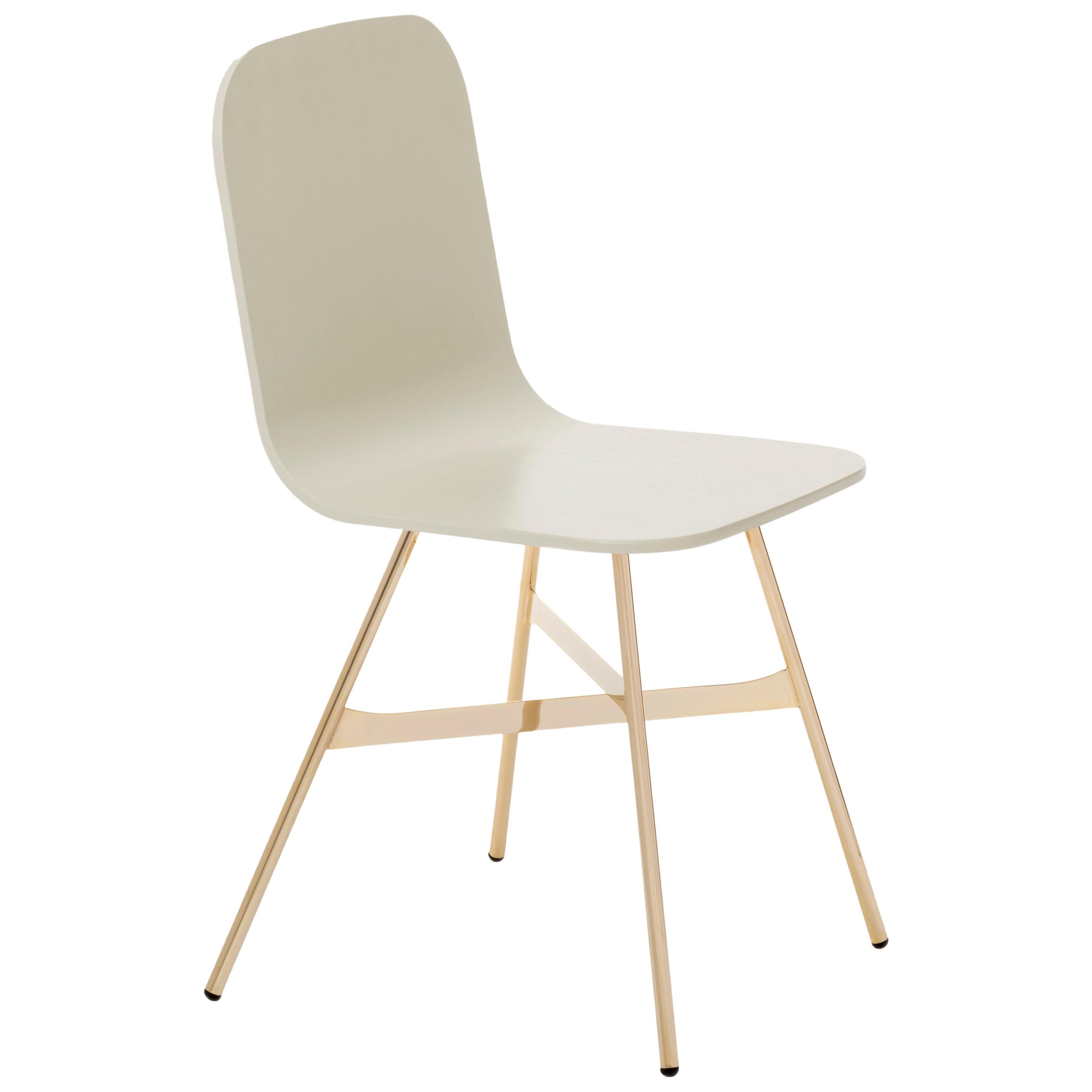 Tria Einfacher Stuhl, goldene Beine, minimalistisches Design, ikonisch inspiriert von der Grafikkunst