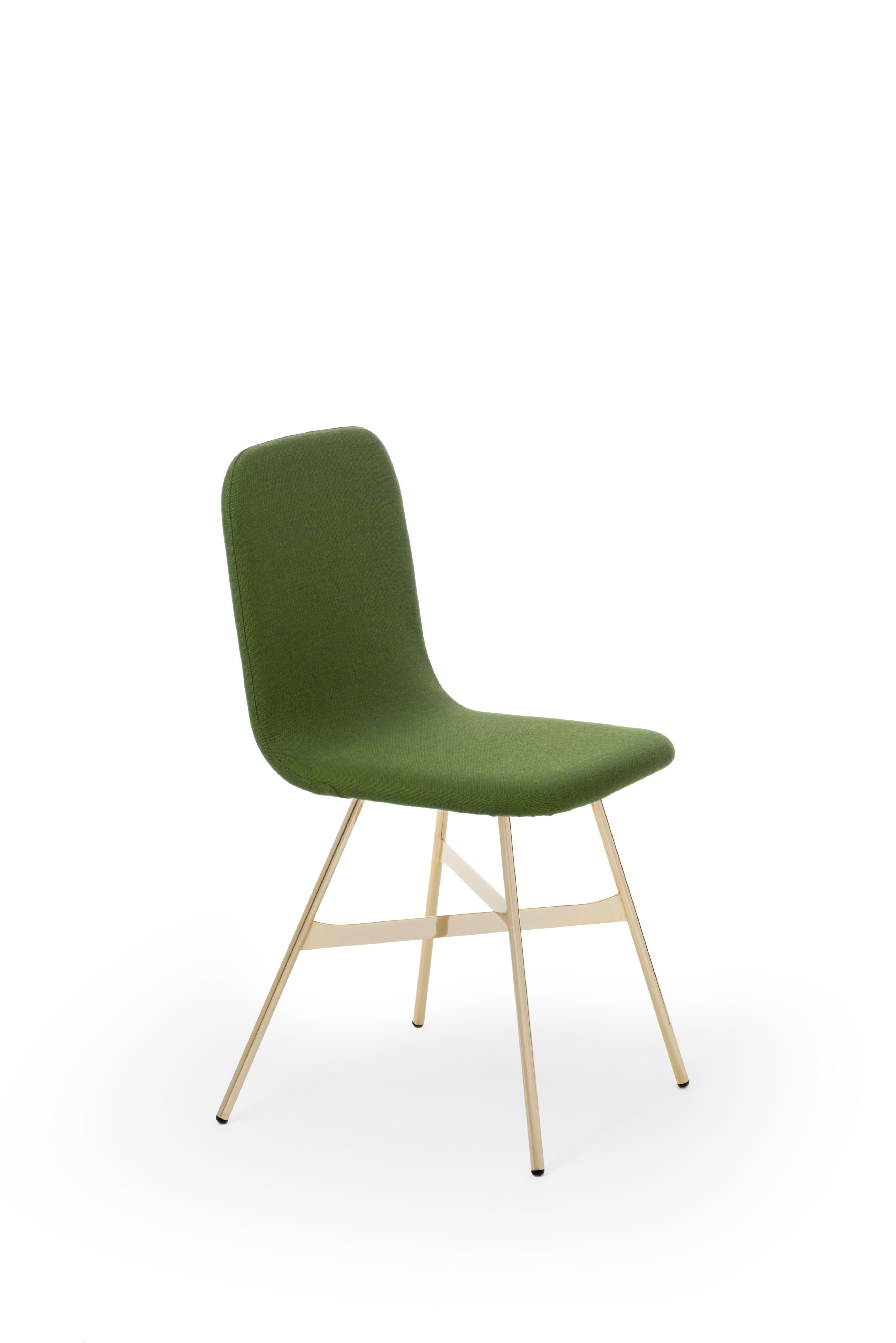 A simple but very elegant chair inspired to graphic art and combining the precious metal used for the legs with the simple and hieratic line of the seat, suggesting interesting and dynamic effects, displayed around a table.
The seat is a plywood
