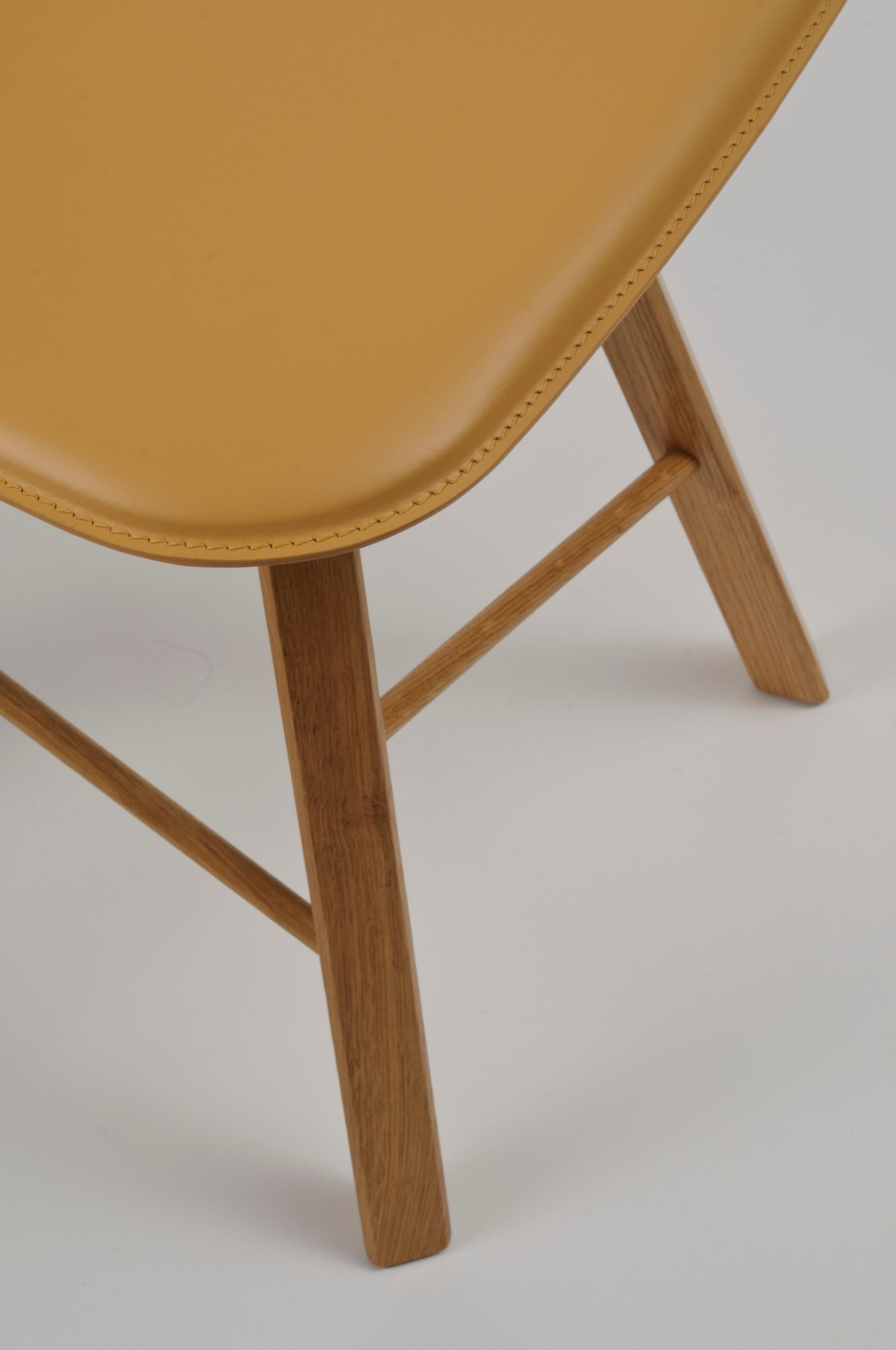 Minimalismo Tria Simple Chair by Colé Natural Leather and oak legs, Minimalist Made in Italy in vendita