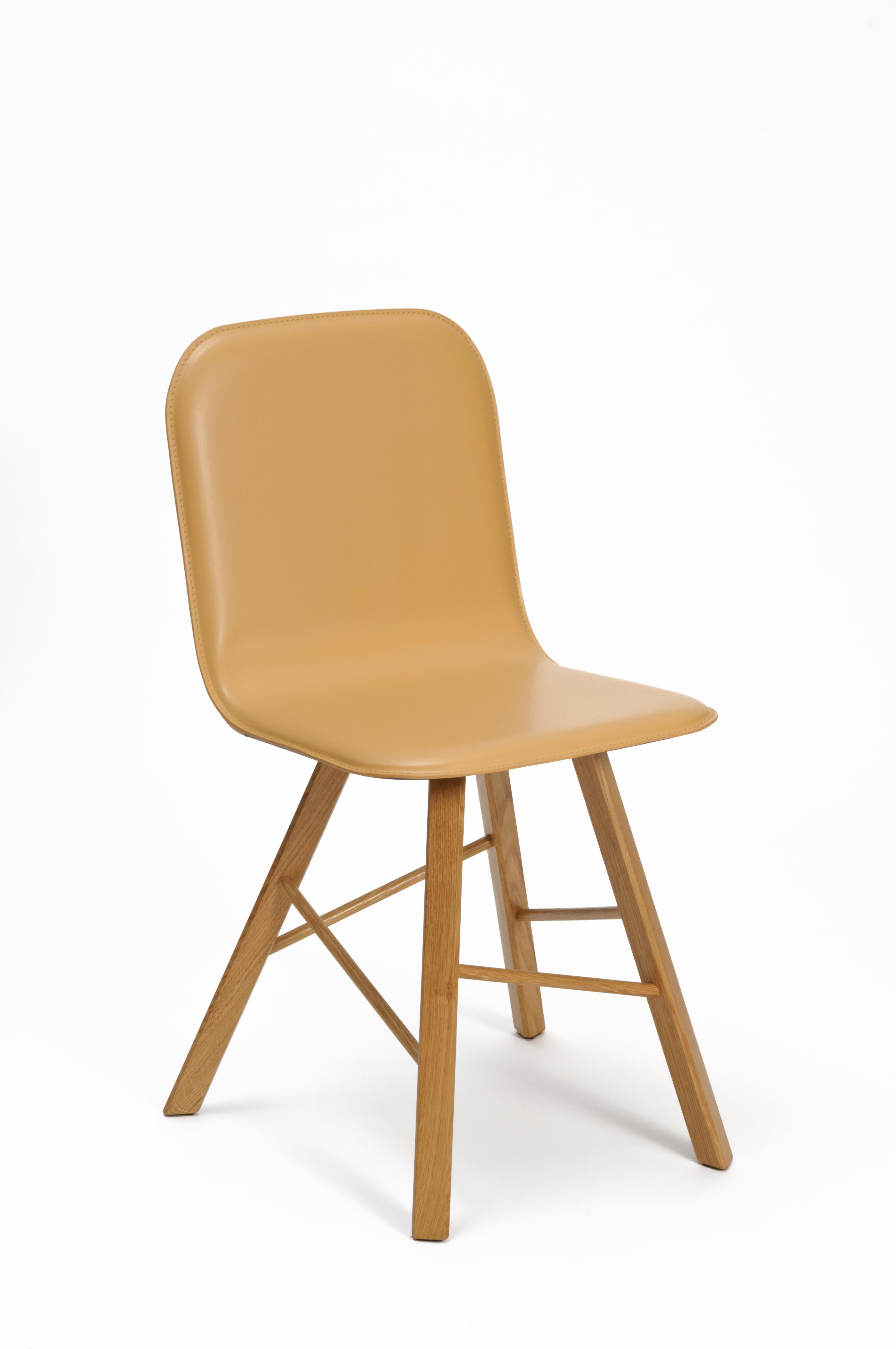 Tria Einfacher Stuhl von Colé mit Beinen aus Eiche, beigefarbener Sitz aus Schottenkaro, minimalistisch, hergestellt in Italien (Maschinell gefertigt) im Angebot