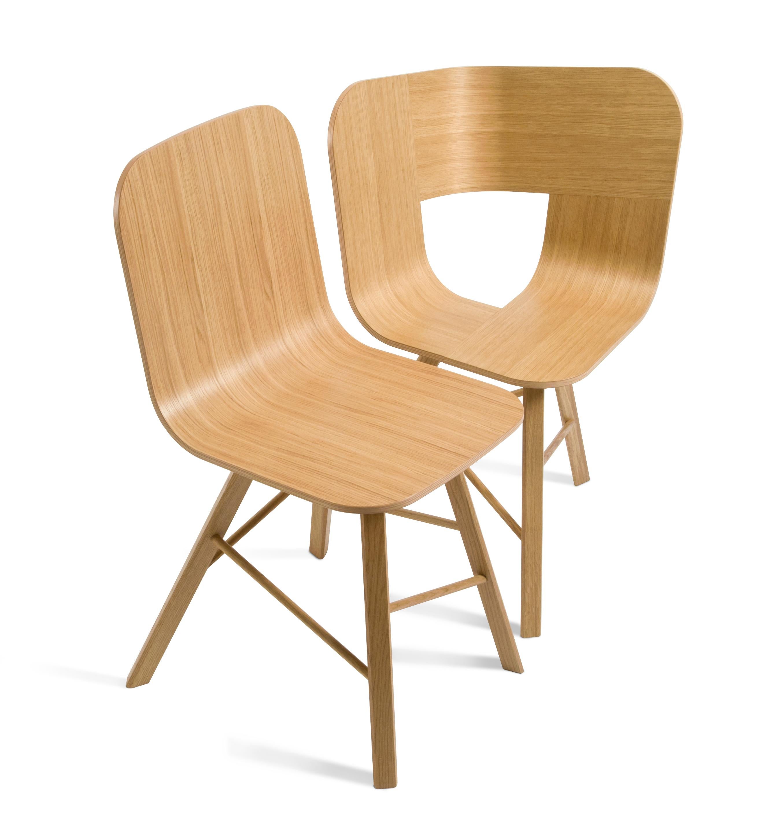 Essential and elegant chair with a bent plywood shell, and four iconic legs with triangular shape in solid oak, joined by transversal wooden bars.
The shel is available in two different variations: Wood veneered (natural oak or stained open pore in