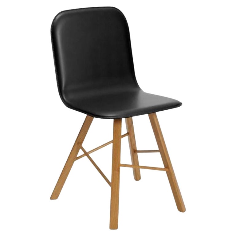 Sedia Tria Simple imbottita, pelle nera, gambe in Oak naturale di Colé Italia