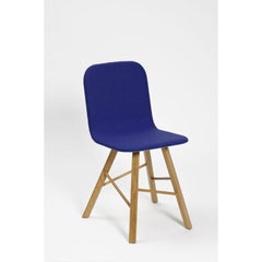 Chaise simple TRIA tapissée en feutre bleu, pied en Oak naturel par Colé Italia