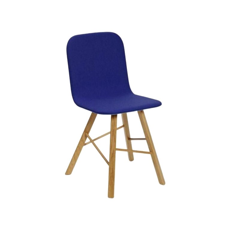 Silla Tria Simple tapizada en fieltro azul, pata de roble natural by Colé Italia