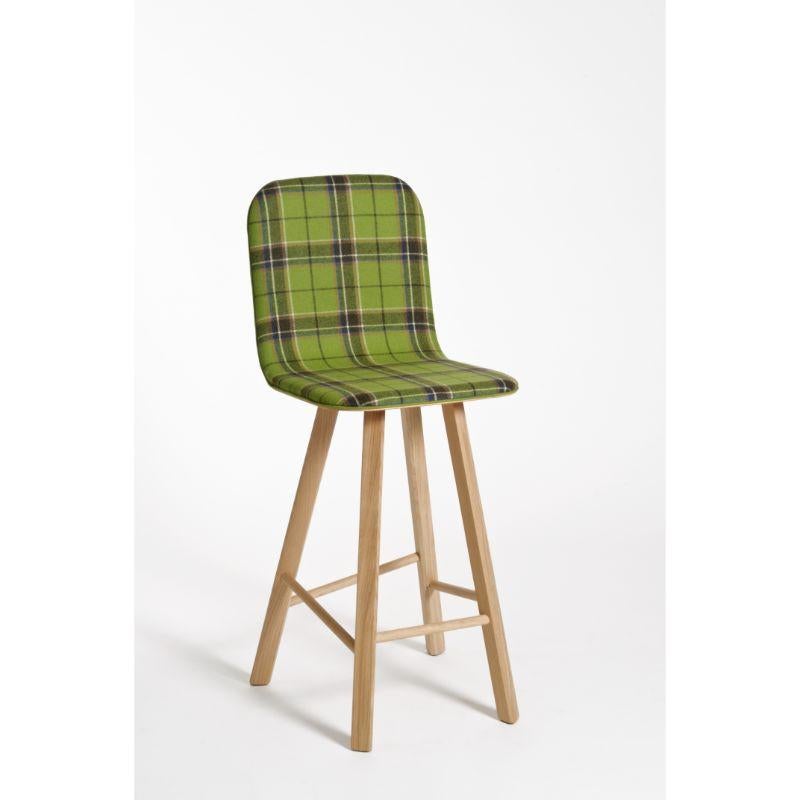 Tabouret Tria, dossier haut, rembourré Nord Wool, vert par Colé Italia avec Lorenz+Kaz. 
Dimensions : H.siège 67/77 (H.105/115) x D.52 x W.48 cm
Matériaux : Tabouret rembourré à dossier haut, 4 pieds en bois de chêne massif

Disponible également