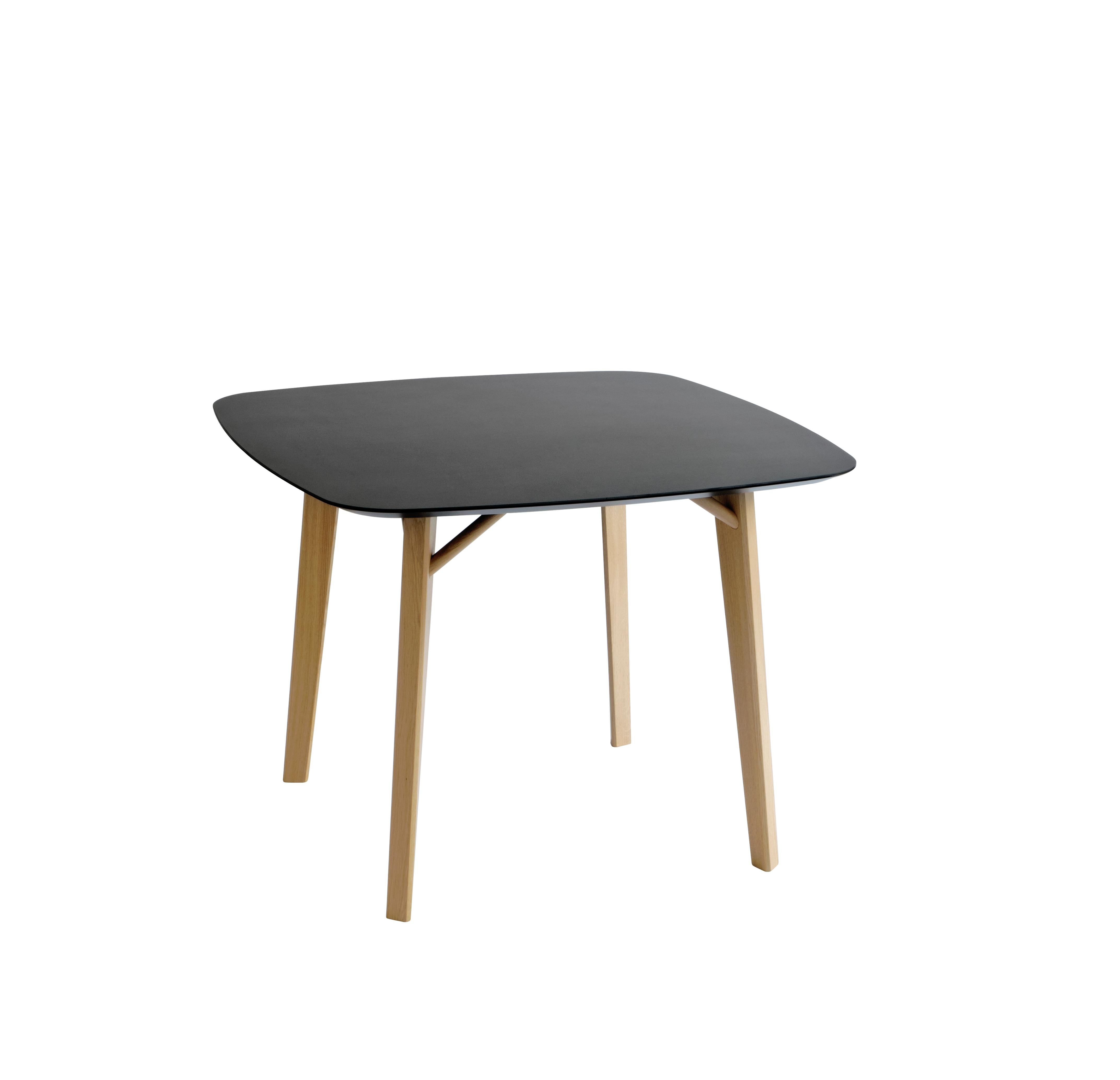 Tavolo Tria Tetra di Colé Italia con Lorenz + Kaz, 2012
Dimensioni: H.75; quadrato D.100 L.100; rettangolare D.100 L.210
Materiali: Piano impiallacciato, laccato o in ceramica con angoli arrotondati, di conseguenza laccato sul retro. 4 gambe in