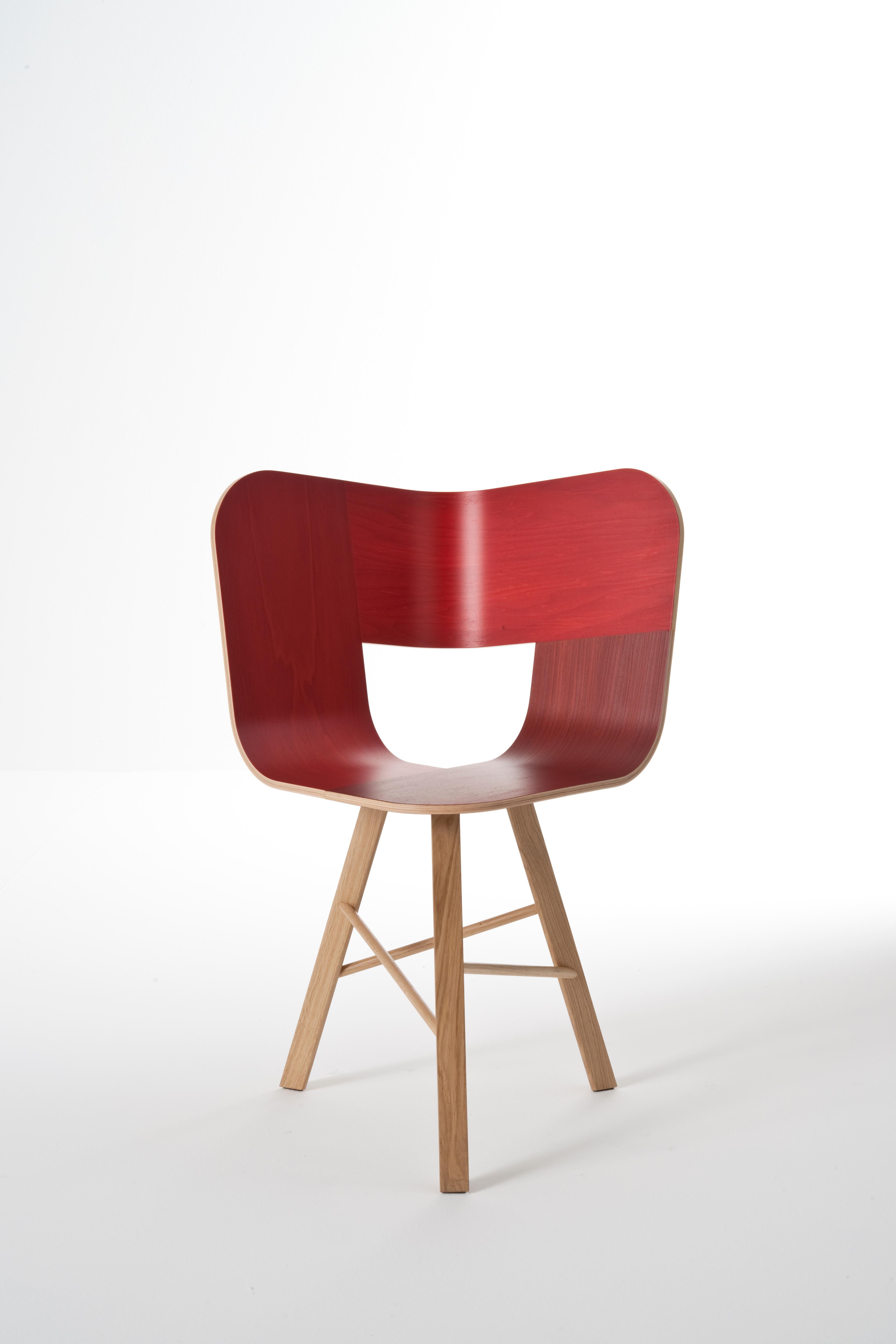 Chaise à trois pieds en bois Tria, rouge par Colé Italia avec Lorenz+Kaz
(siège de couleur RAL - pieds peints de couleur RAL)
Dimensions : H 82,5, P 52, L 61 cm
MATERIAL : chaise en contreplaqué ; base en chêne massif à 3 pieds.

Egalement