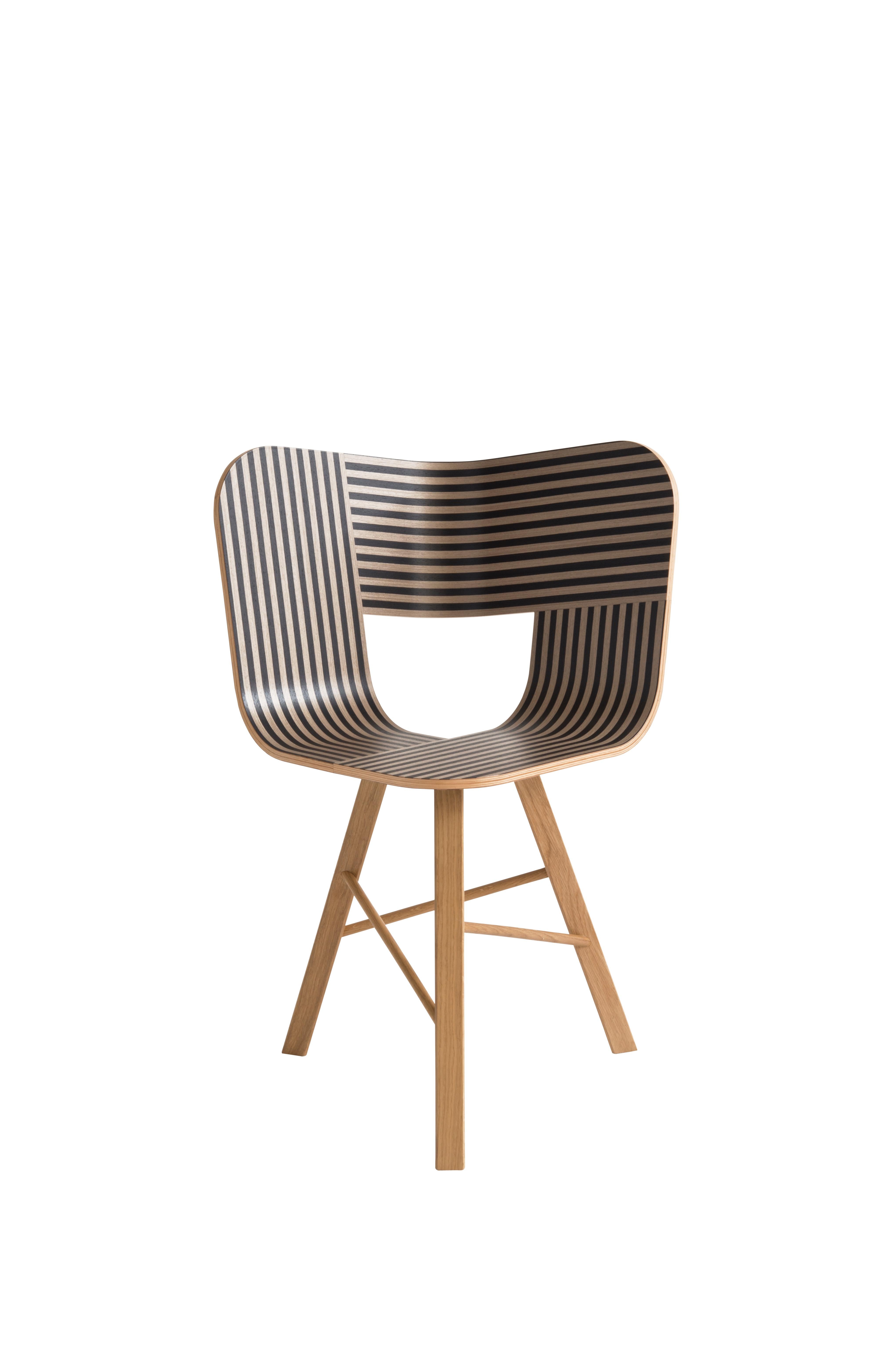 Chaise à 3 pieds Tria, assise rayée ivoire et noire - structure en bois de chêne massif par Colé Italia avec Lorenz+Kaz
Dimensions : H 82,5, P 52, L 61 cm
MATERIAL : chaise en contreplaqué ; base en chêne massif à 3 pieds.

Disponible également