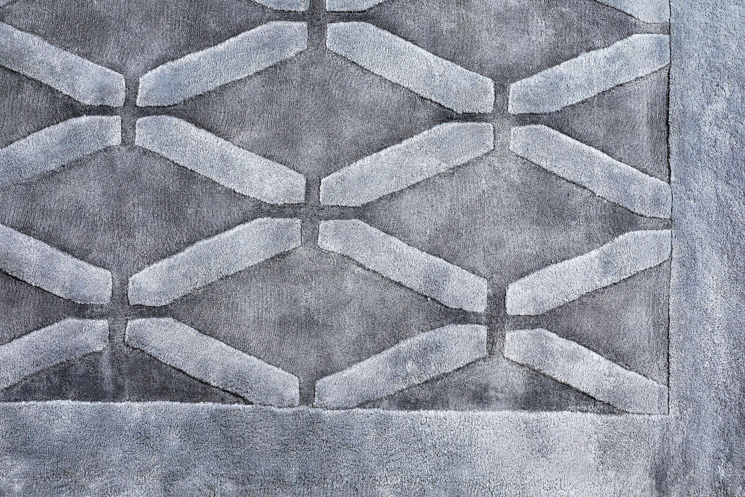 TRIAD Handgetufteter moderner geometrischer Seidenteppich in Silbergrau von Hand (Handgefertigt) im Angebot