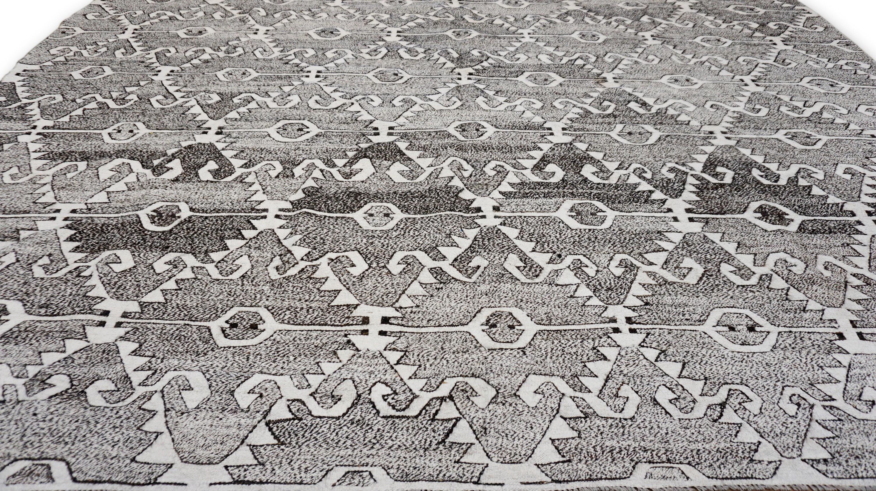 Trial Ram's Horn Grau und Elfenbein Geometrische Wolle Flachgewebe Teppich 10'4''x13'1'' (Stammeskunst) im Angebot
