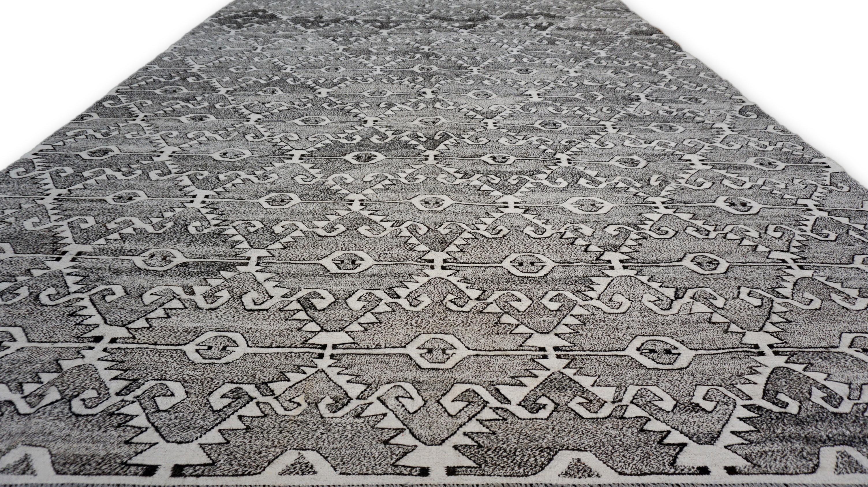 Trial Ram's Horn Grau und Elfenbein Geometrische Wolle Flachgewebe Teppich 10'4''x13'1'' (Pakistanisch) im Angebot