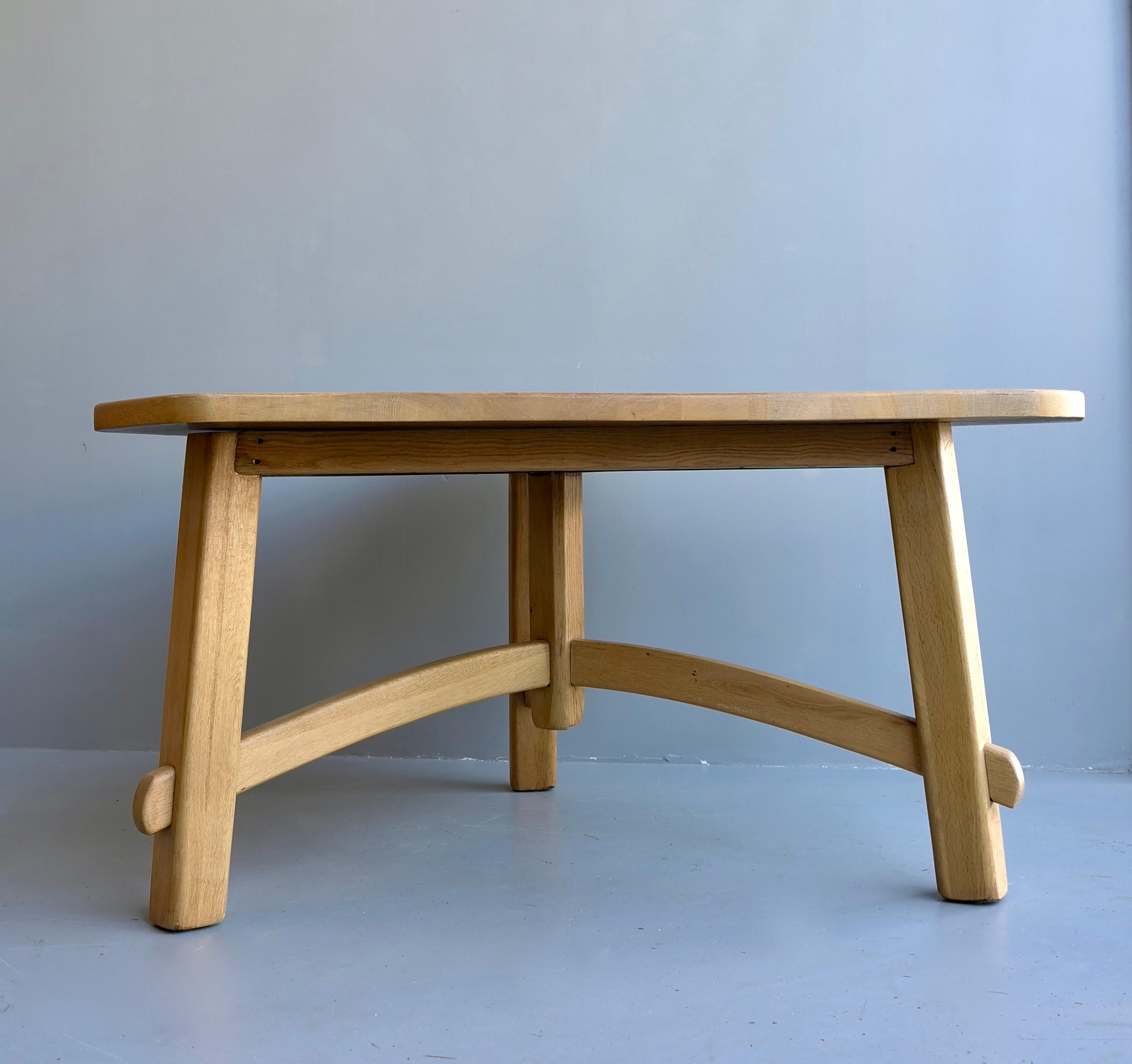 Table de salle à manger Triangel en chêne massif dans le style de Pierre Chapo, France, années 1960 Bon état - En vente à Den Haag, NL