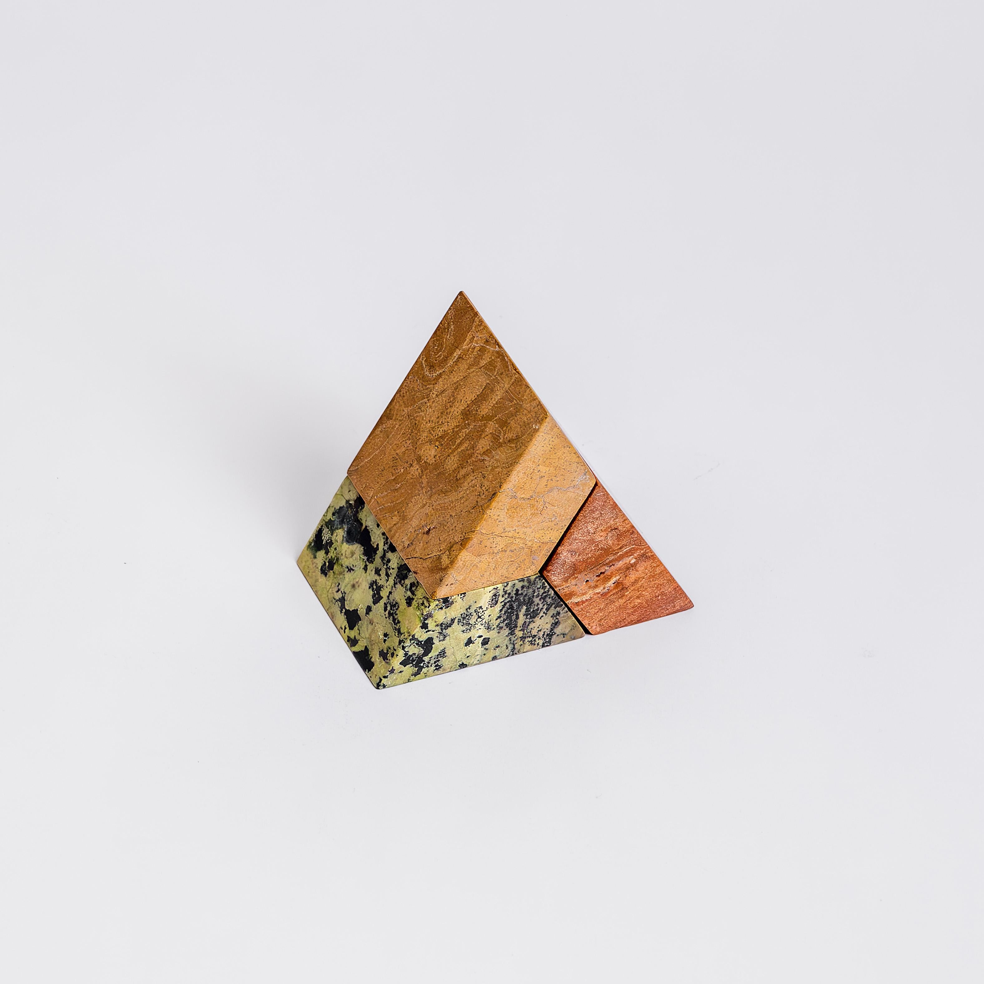 Ajoutez une touche de polyvalence ludique à toute célébration avec le chandelier Triangle : une pièce interactive à empiler fabriquée à partir de véritables pierres semi-précieuses. Complément créatif de la décoration de votre table à manger, il