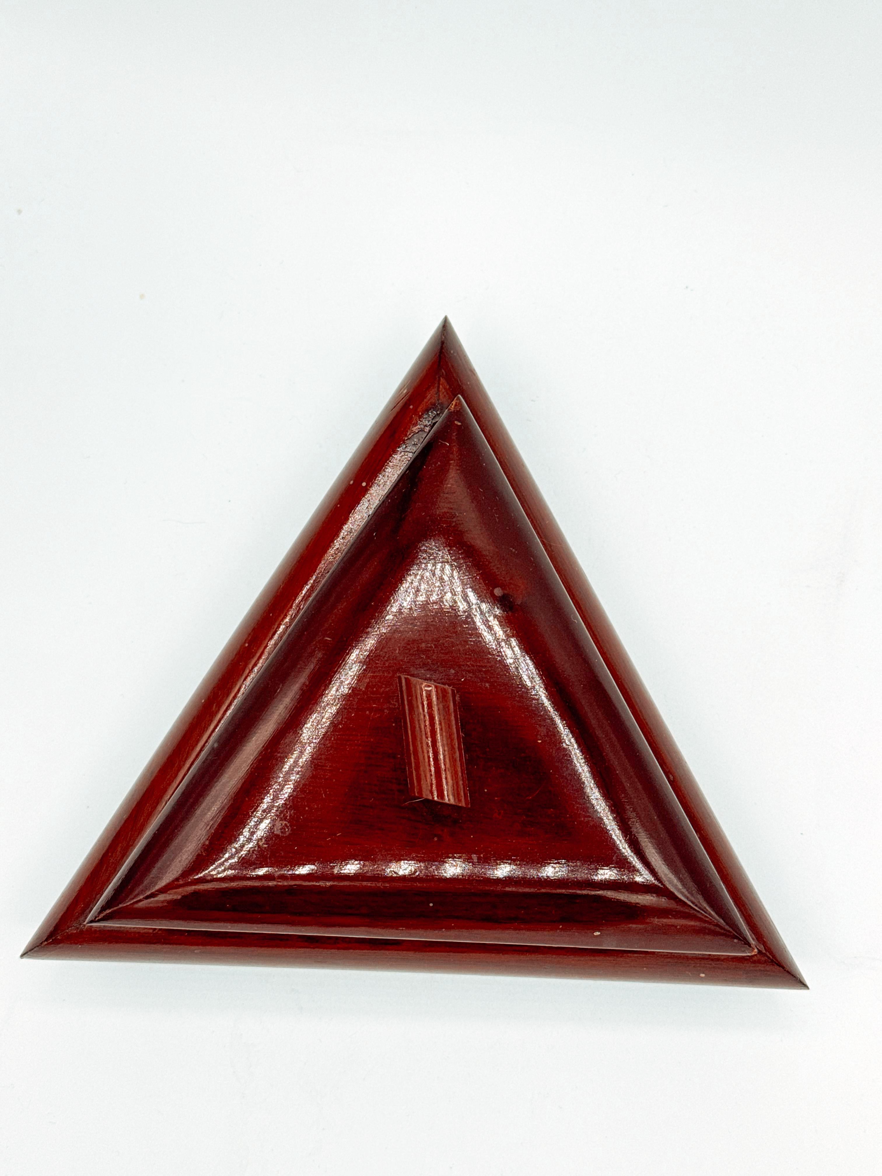 Questo squisito portagioie in mogano Art Deco è un reperto raro ed elegante. Con i suoi colori intensi e ricchi e l'elegante design geometrico, incarna la raffinatezza senza tempo dell'era Art Deco. La forma triangolare aggiunge un tocco unico,