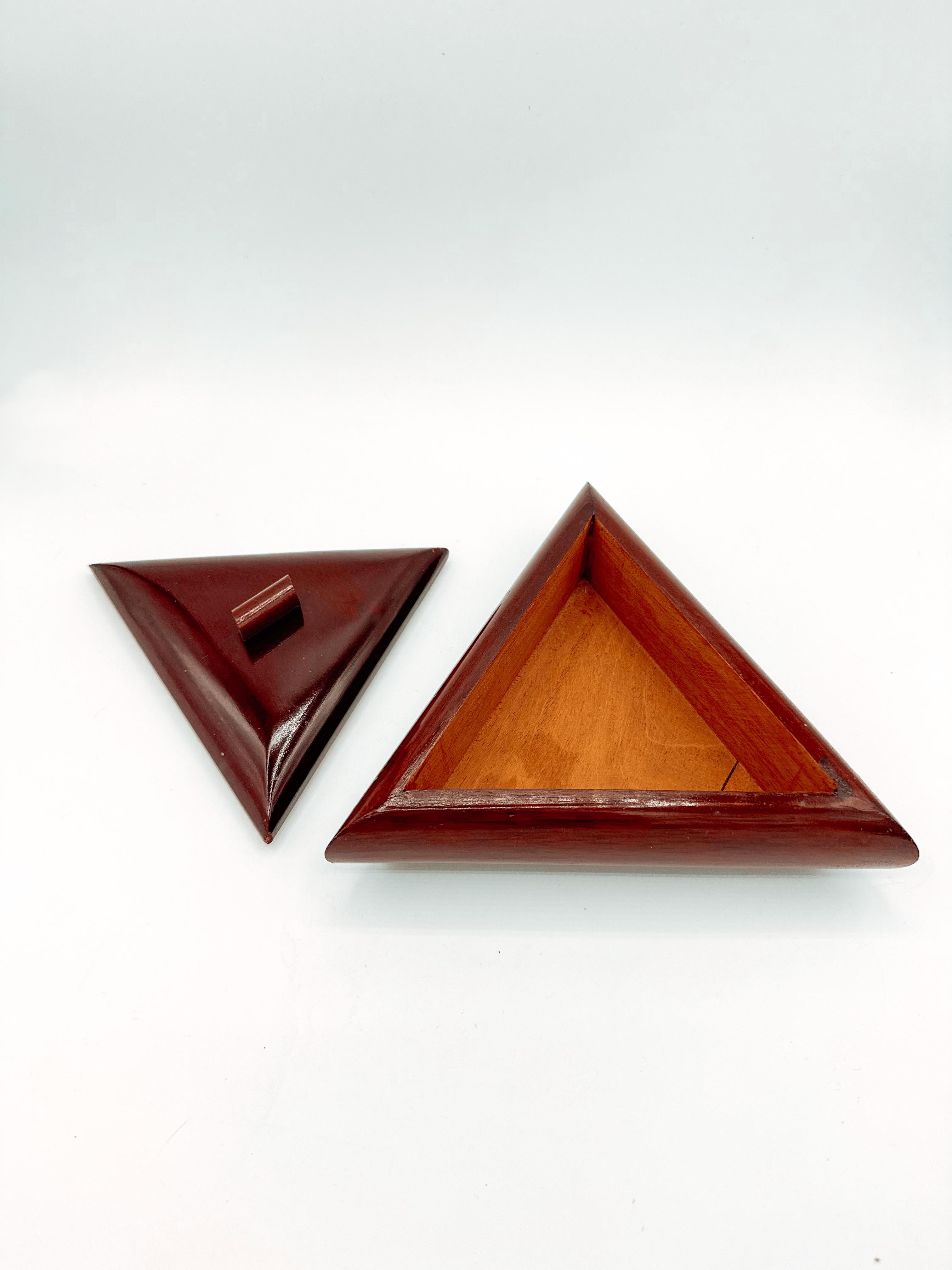 Scatola Triangolo Art Decor in legno di mogano con disegno geometrico In condizioni buone in vendita a Toronto, CA