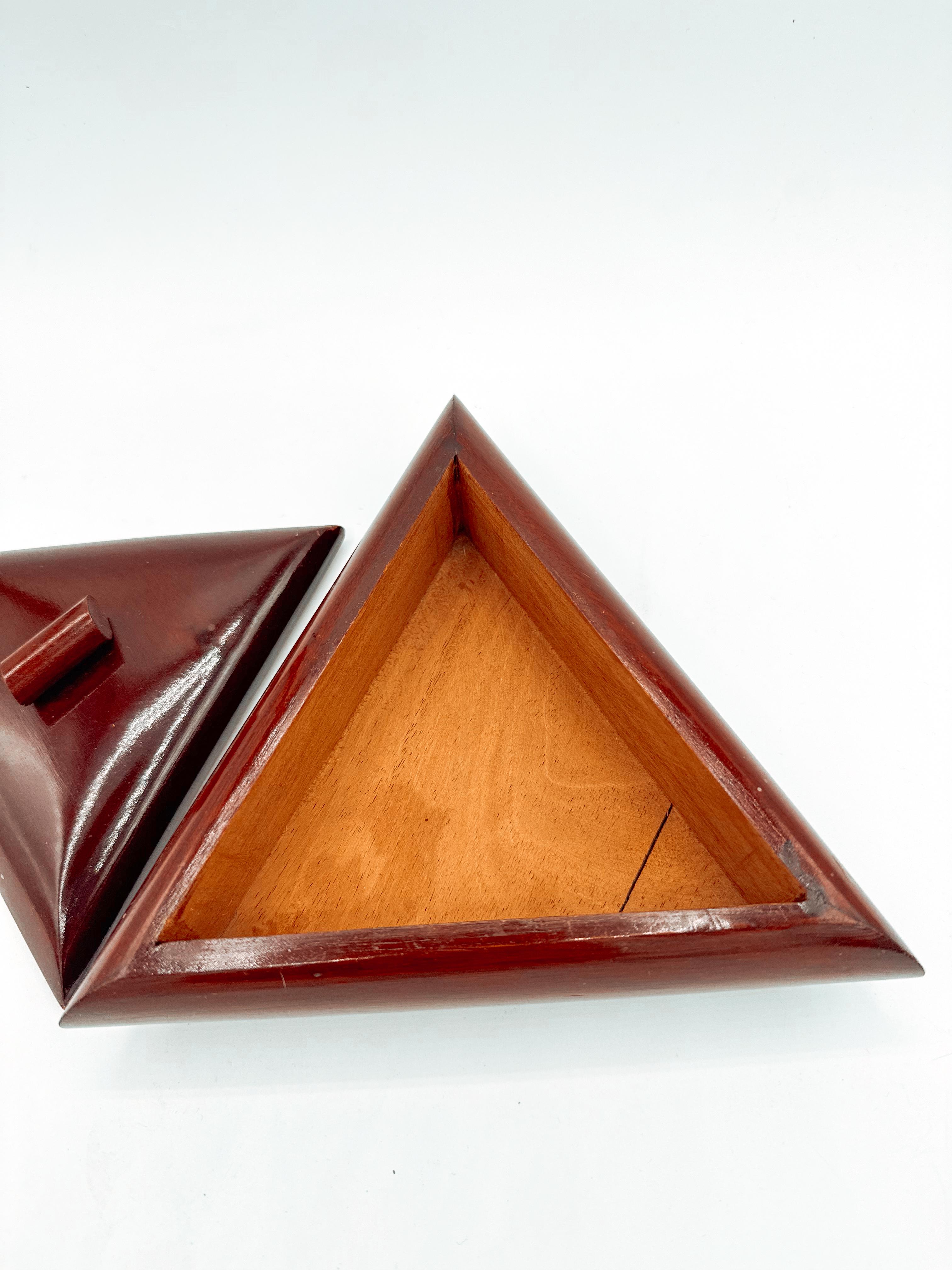 XX secolo Scatola Triangolo Art Decor in legno di mogano con disegno geometrico in vendita