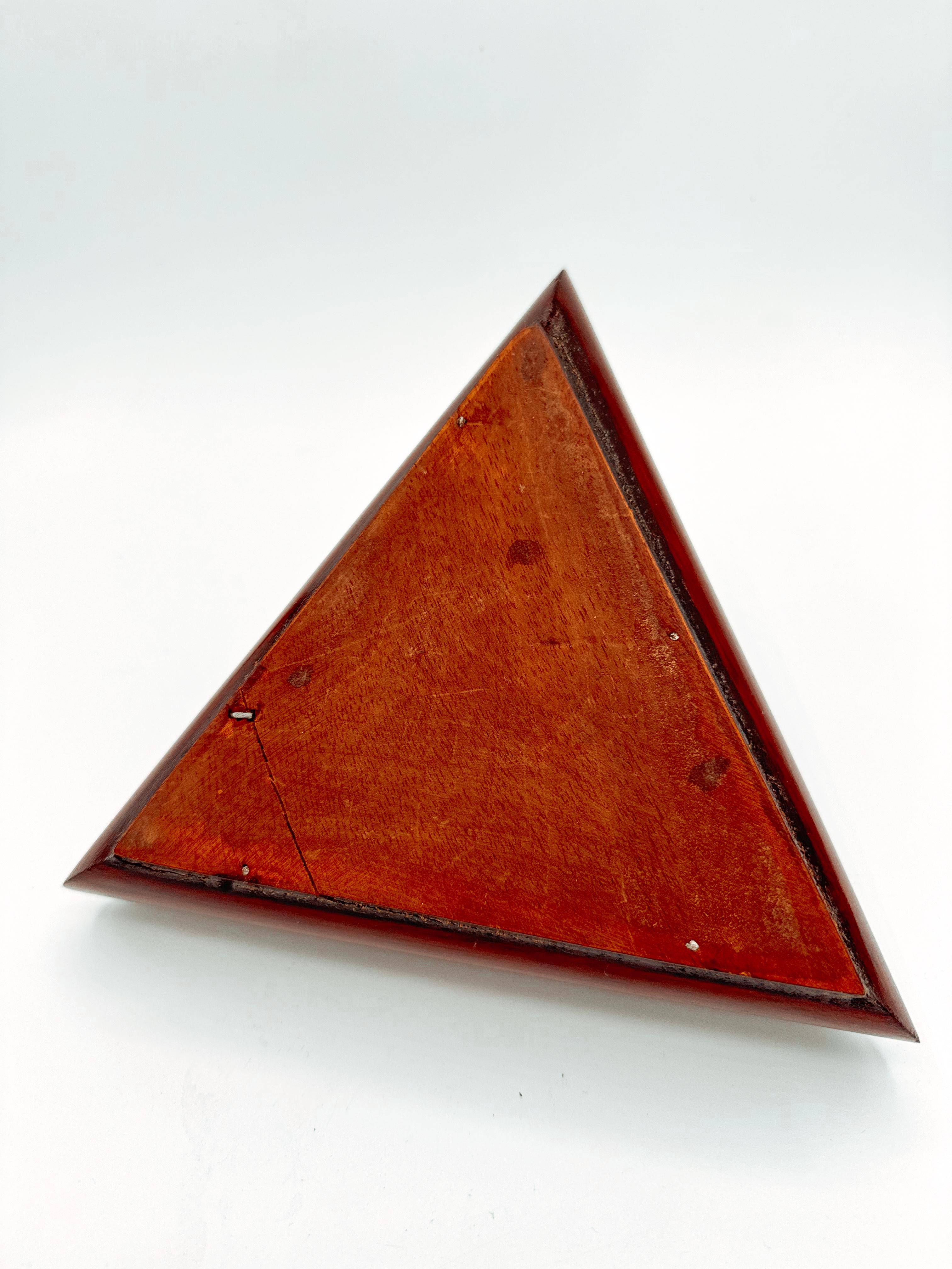 Scatola Triangolo Art Decor in legno di mogano con disegno geometrico in vendita 1