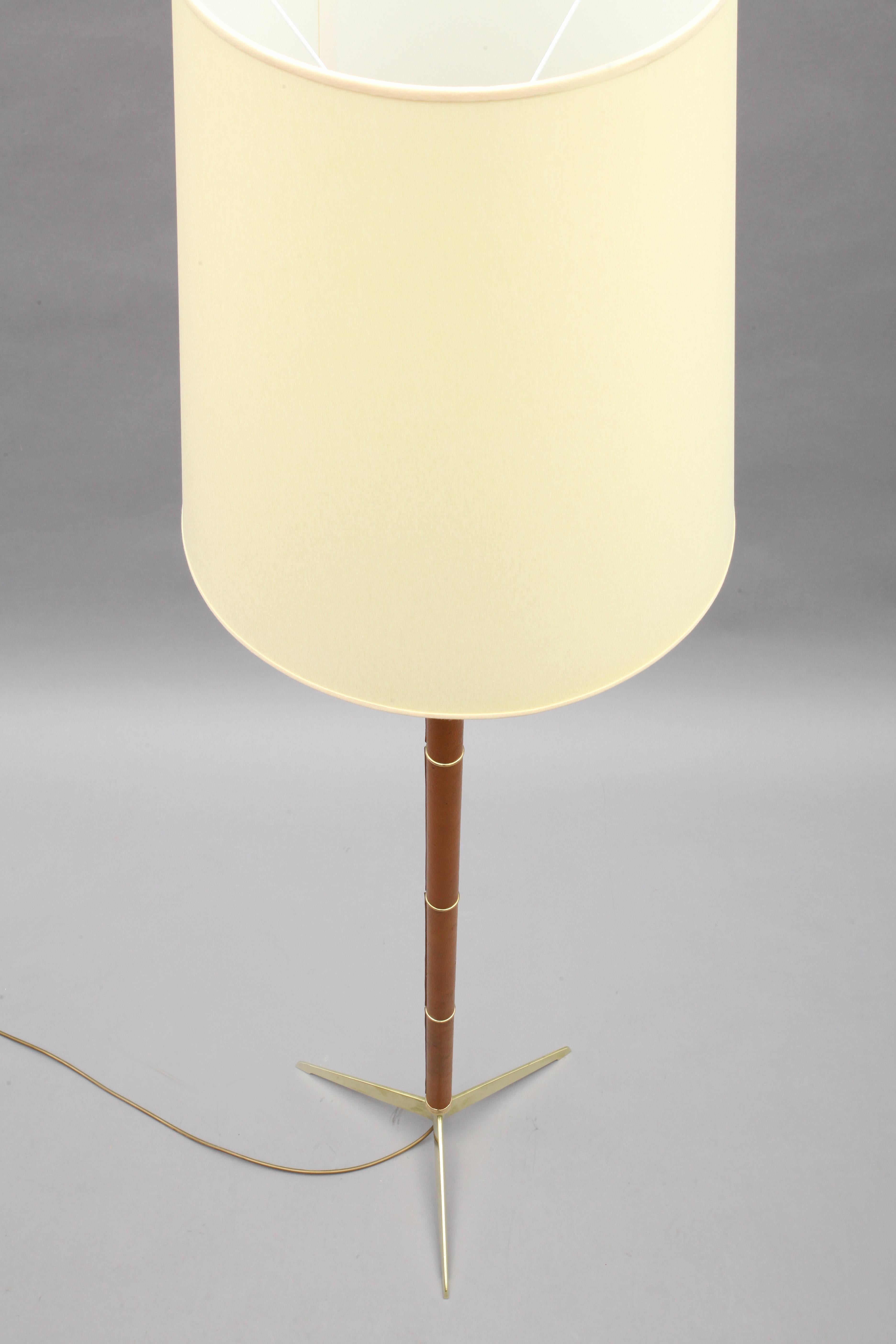 Floorlamp,
attributed Arredoluce,
Italy 1950
brass triangle base,
leather stam,
fabric shade
three bulb sockets E 27.