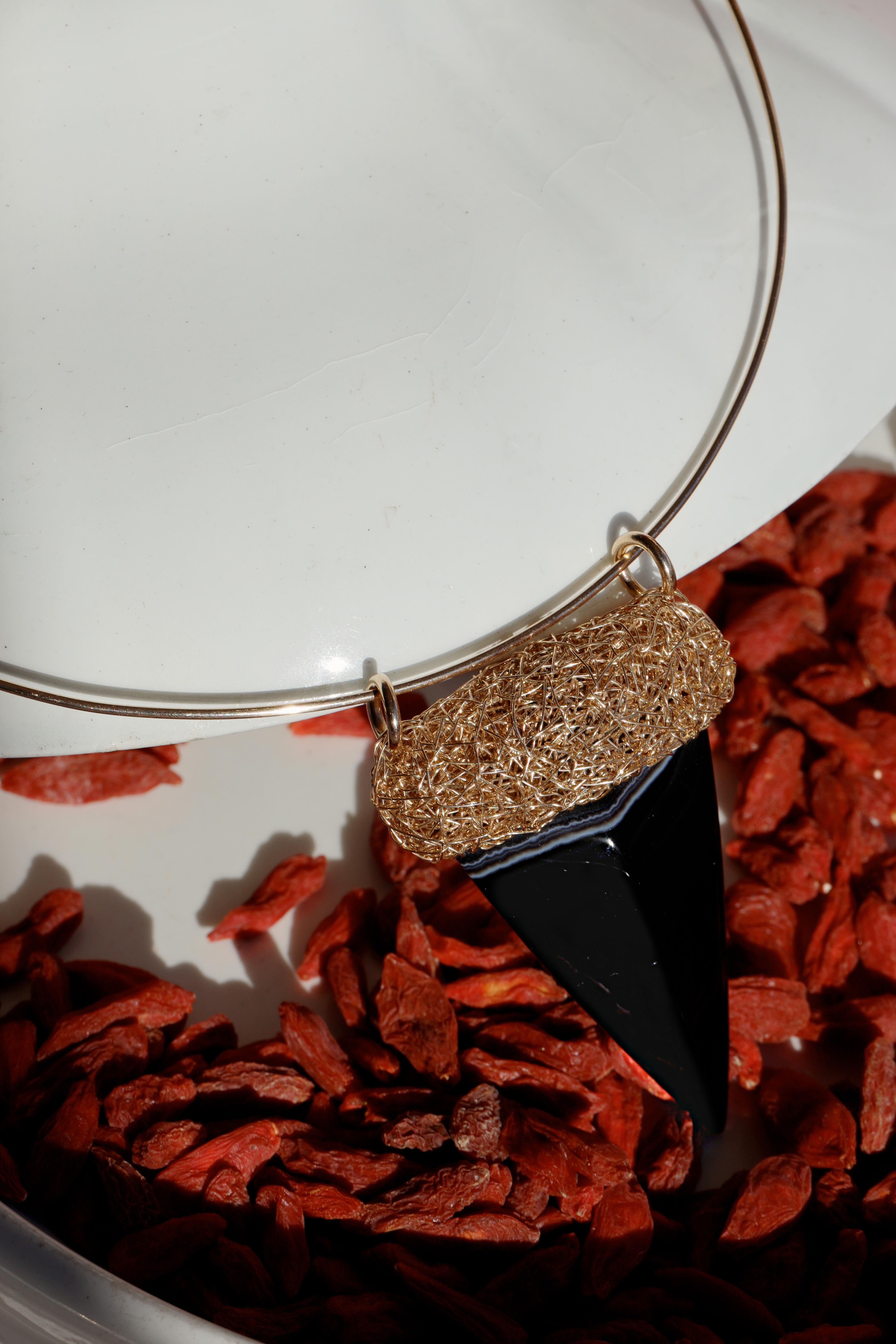 Collar triangular de ágata negra de cóctel o de fantasía en Nuevo estado para la venta en Engelberg, CH
