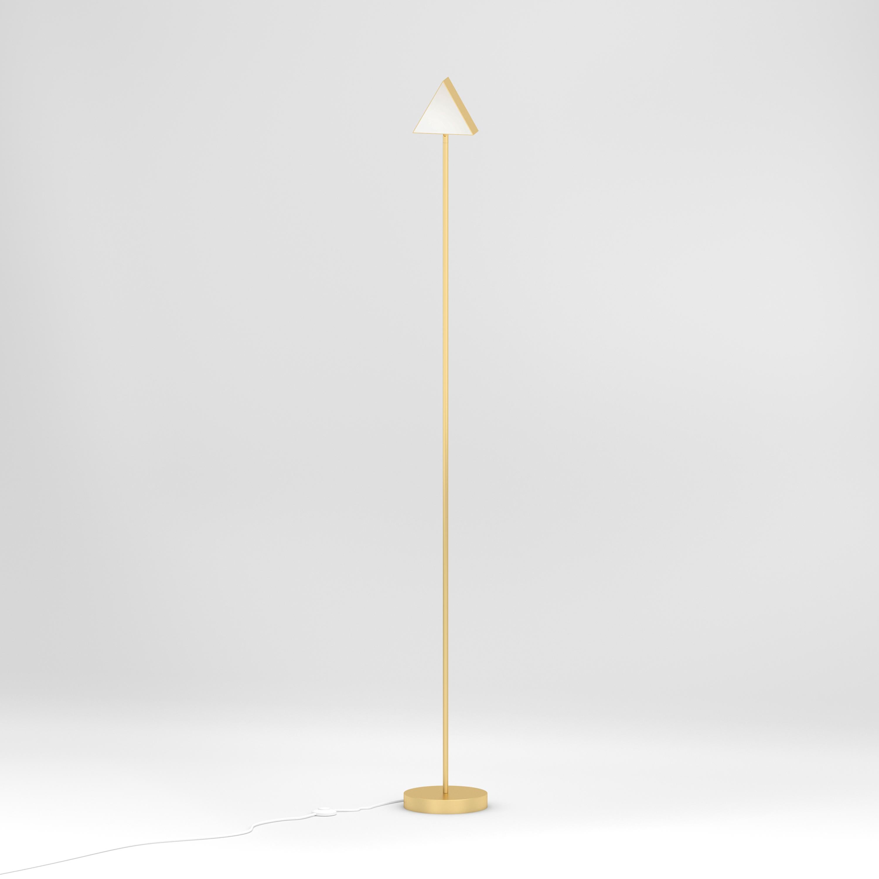 Lampadaire Triangle Box en laiton par Atelier Areti
Dimensions : D 20 x L 20 x H 155 cm.
MATERIAL : Laiton brossé, panneaux en acrylique blanc.

Disponible en nickel, noir ou laiton.

Toutes nos lampes peuvent être câblées en fonction de chaque