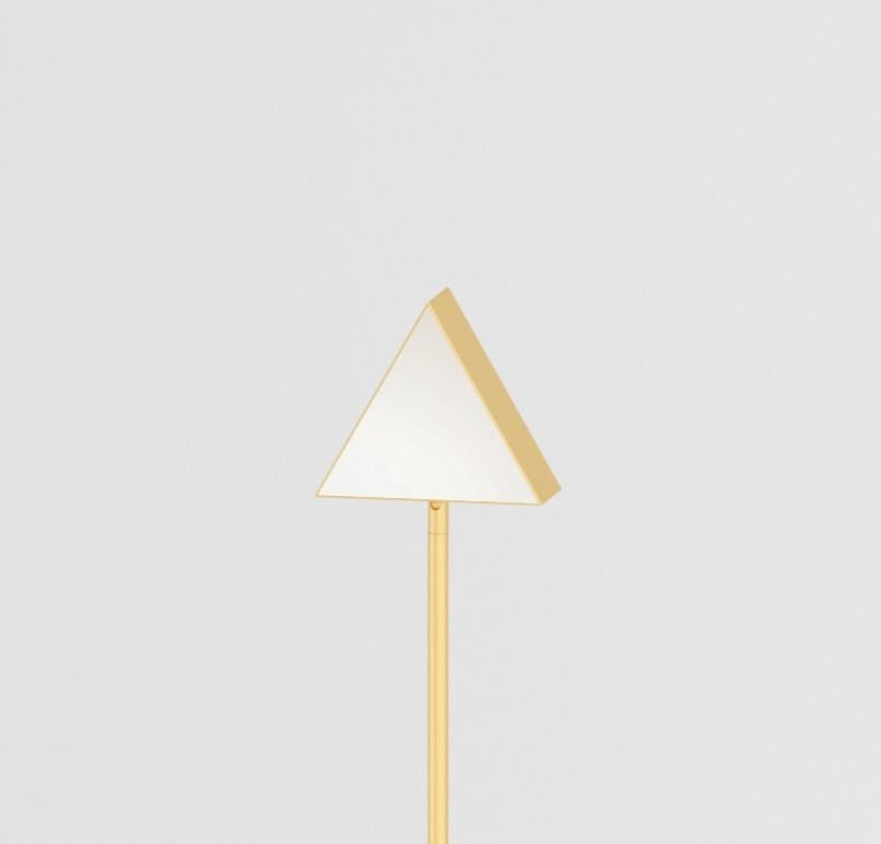 Postmoderne Lampadaire Triangle Box en laiton par Atelier Areti en vente