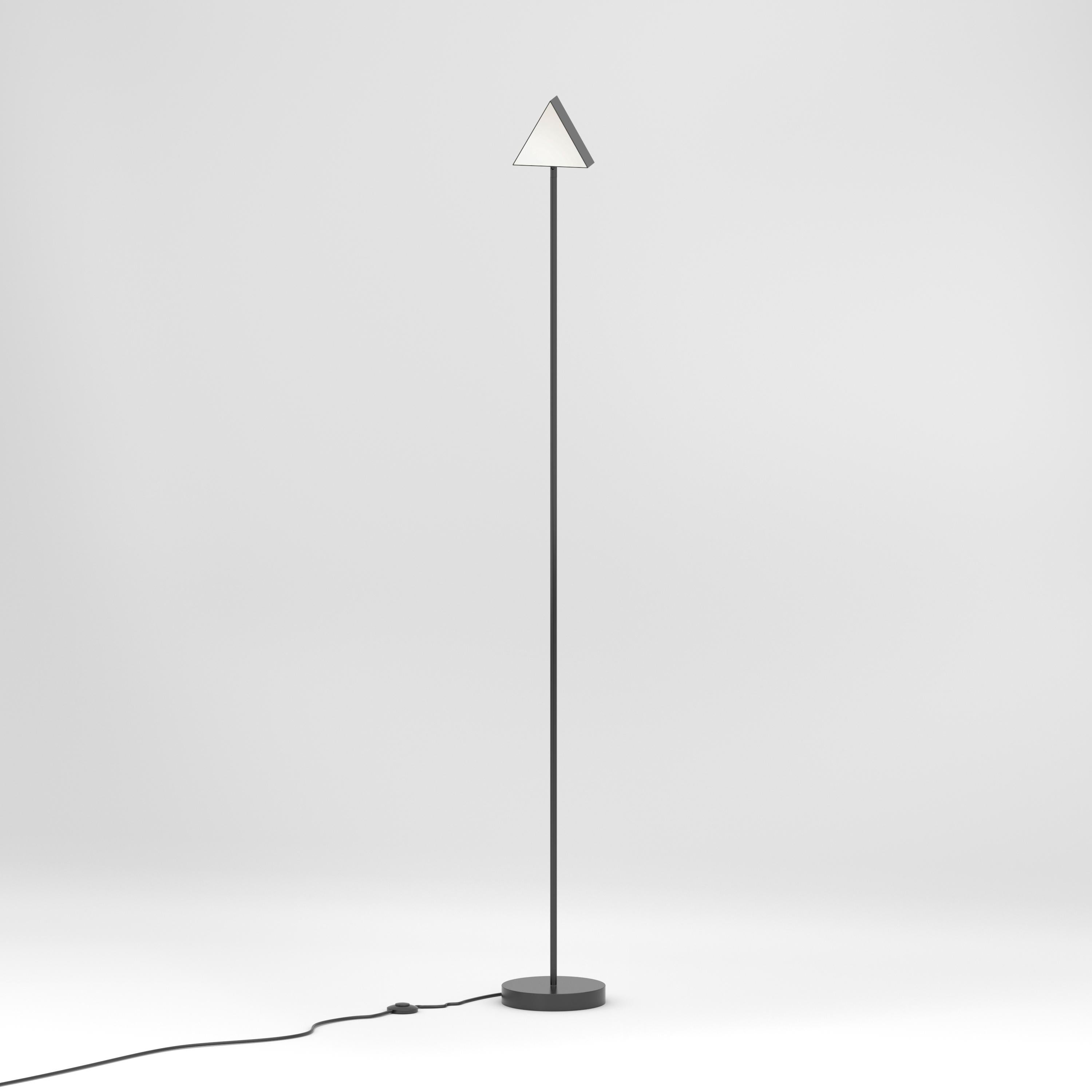 Allemand Lampadaire Triangle Box en laiton par Atelier Areti en vente
