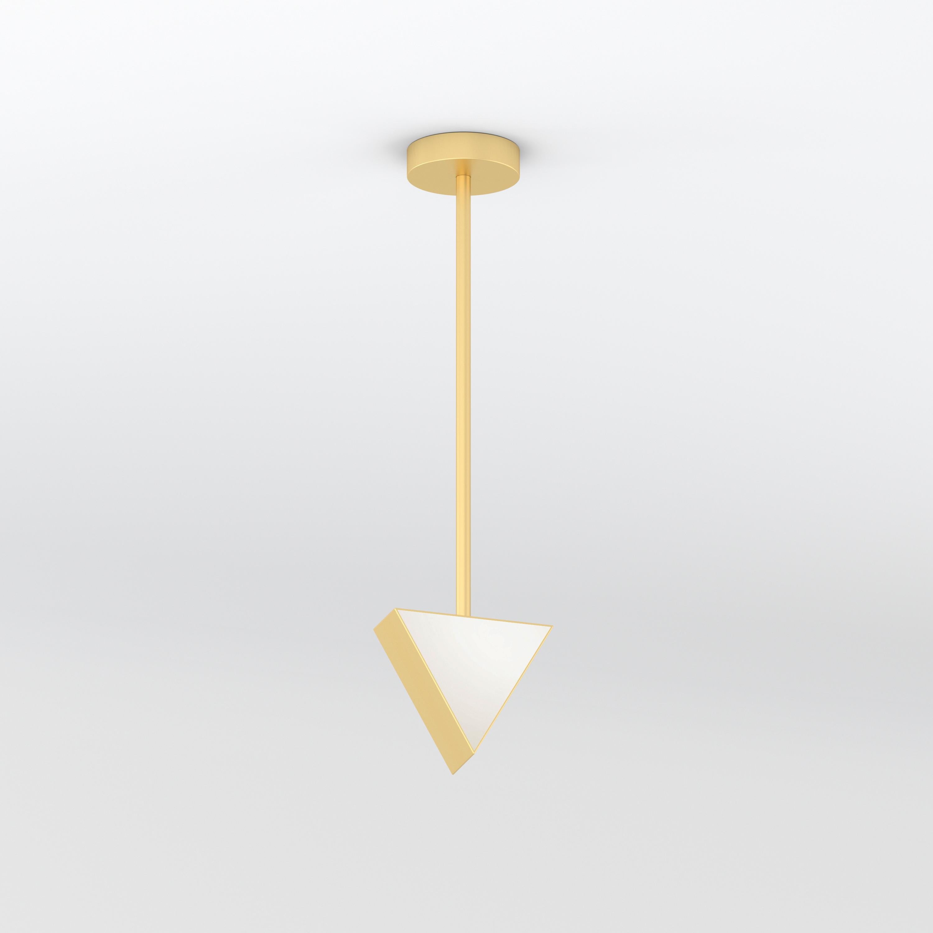Lampada a sospensione Triangle Box in ottone di Atelier A Light
Dimensioni: P 10 x L 15 x H 57,6 cm.
Materiali: Ottone spazzolato, pannelli in acrilico bianco.

Disponibile in nichel, nero o ottone.

Tutte le nostre lampade possono essere cablate a