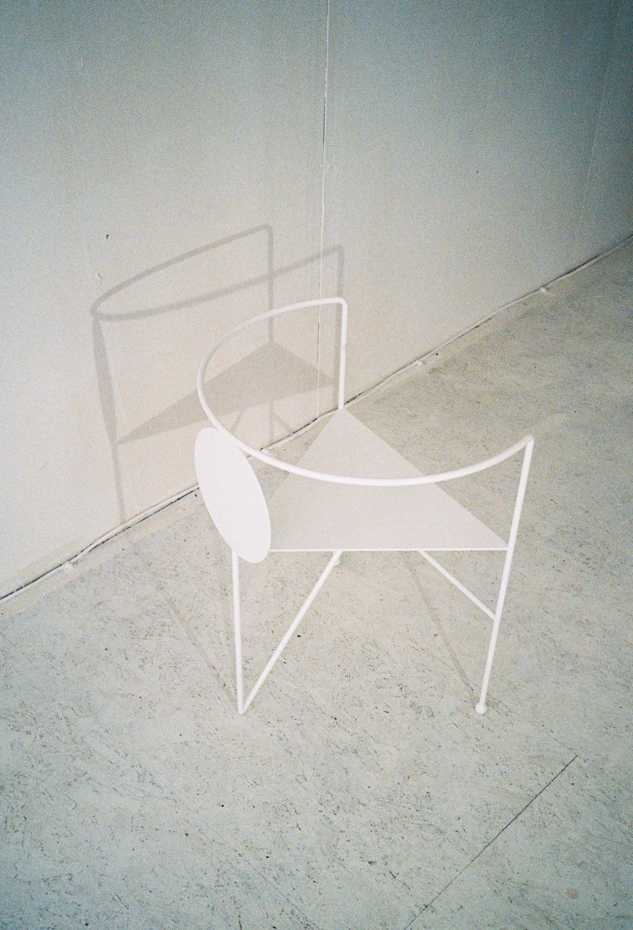 Dreieckiger Stuhl von Nazara Lazaro im Angebot 1