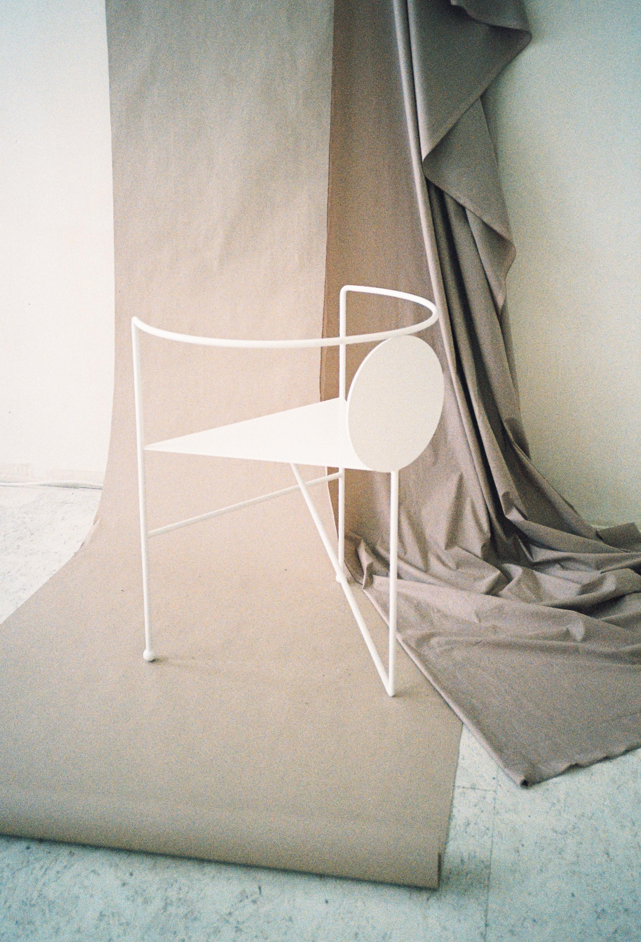 Chaise triangulaire de Nazara Lazaro en vente 10