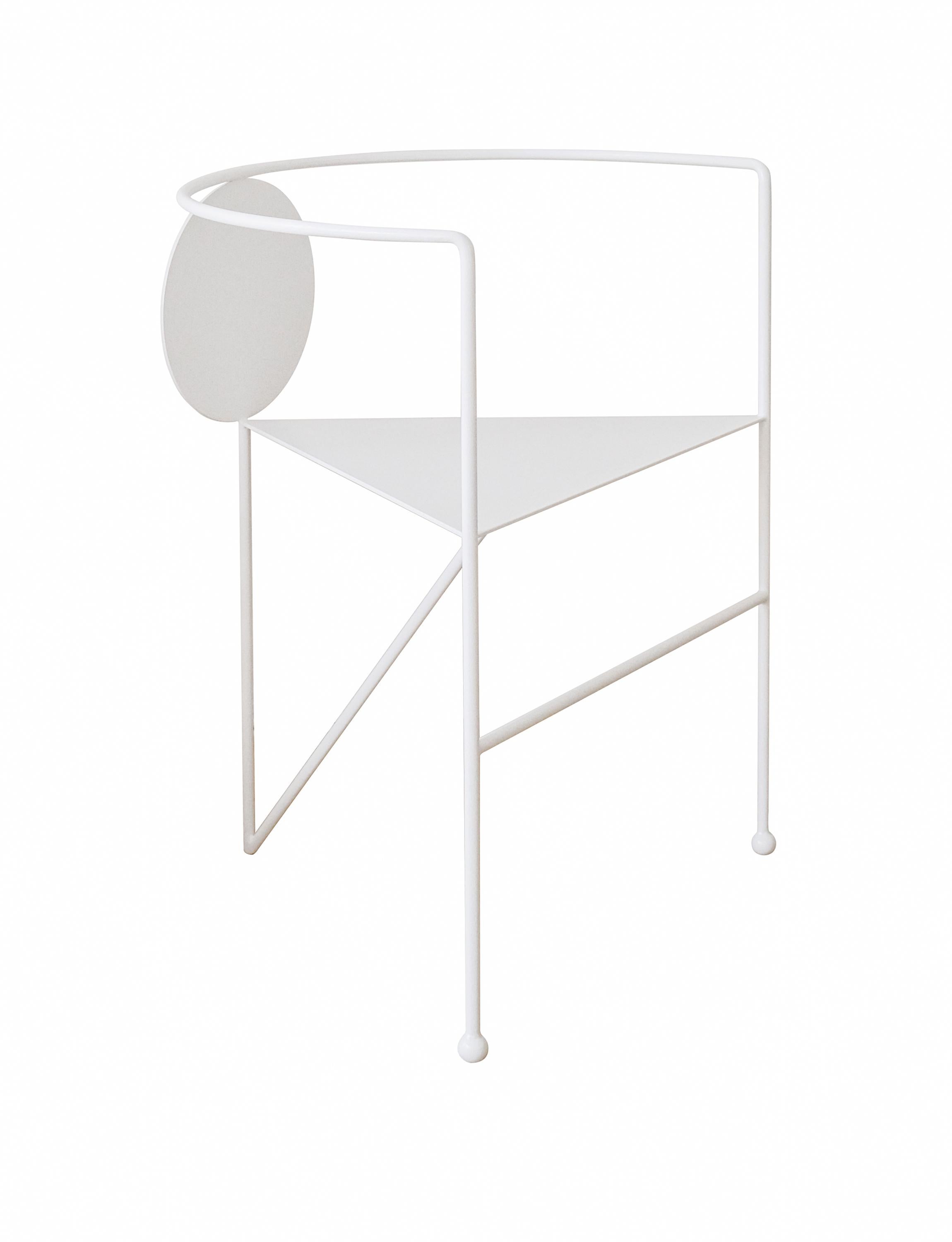 Dreieckiger Stuhl von Nazara Lazaro
Abmessungen: T 43 x B 60 x H 70 cm 
MATERIALIEN: Stahl
Technik: Pulverbeschichtet. 
Er kann individuell angepasst und in Edelstahl, Rost oder pulverbeschichtet in jeder RAL-Farbe bestellt werden. 


Der