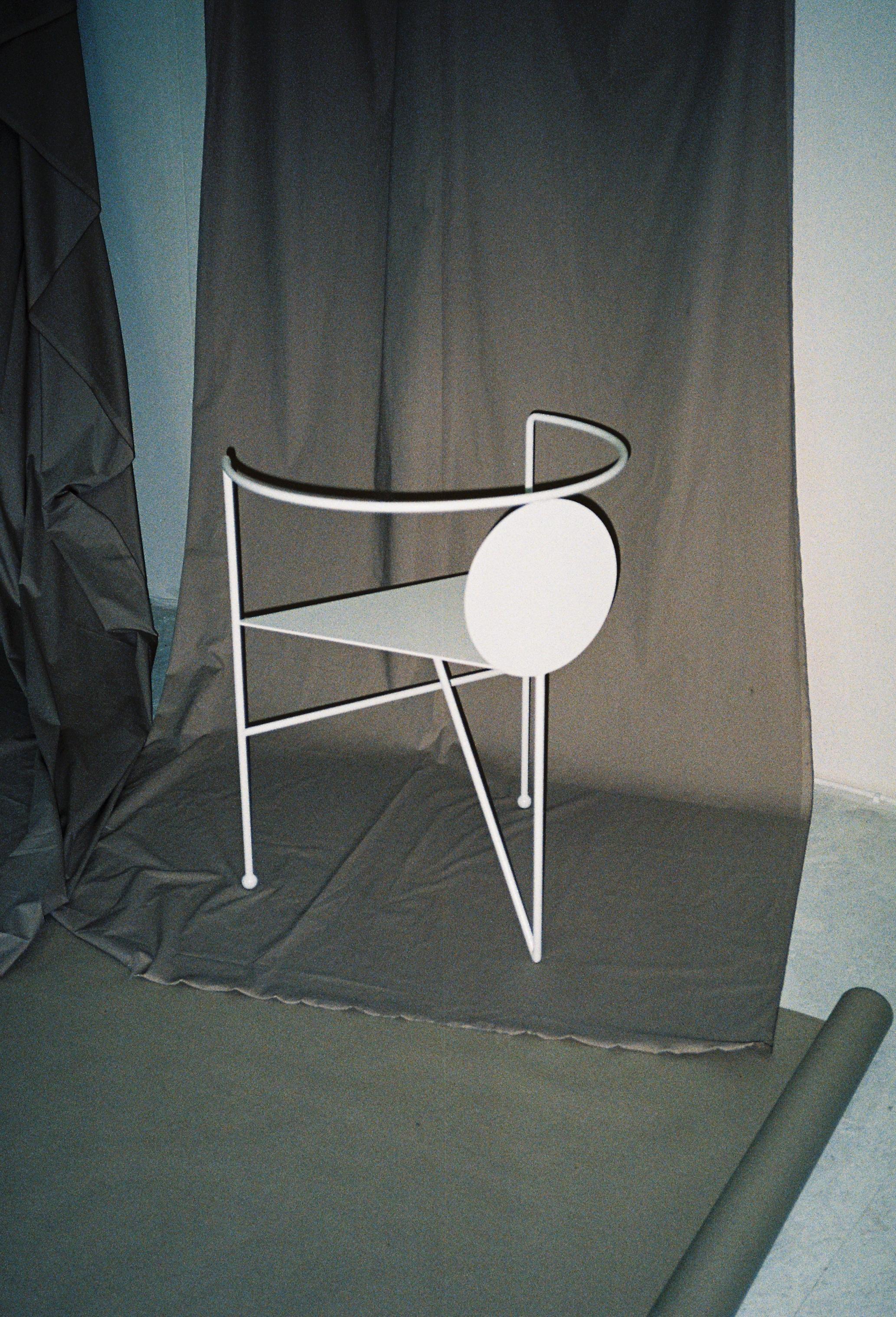 Dreieckiger Stuhl von Nazara Lazaro (Stahl) im Angebot