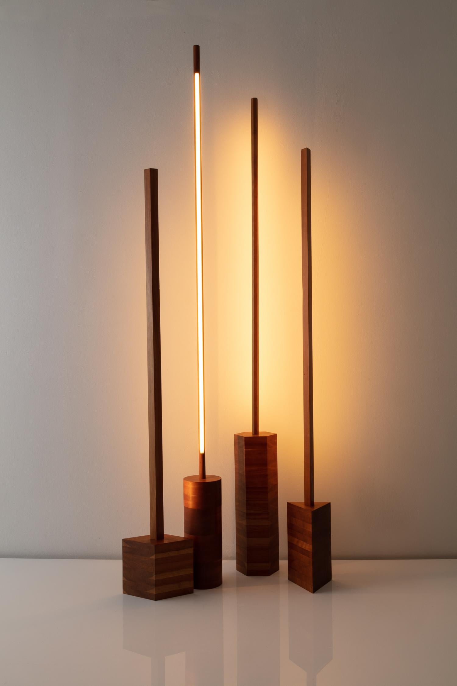 Dreieckige Kirschbaum-LED-Linien-Skulptur im Angebot 2