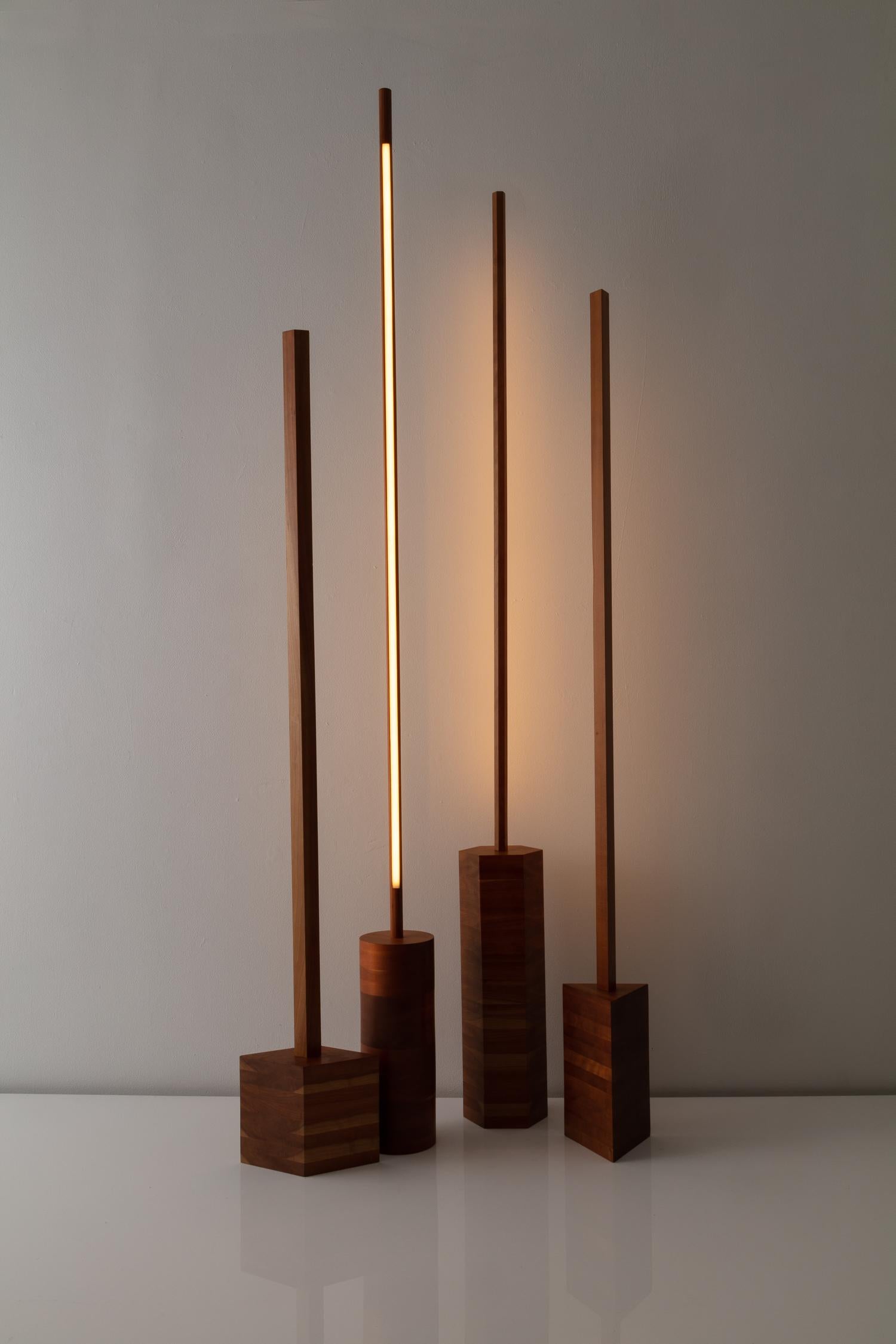 Dreieckige Kirschbaum-LED-Linien-Skulptur im Angebot 3