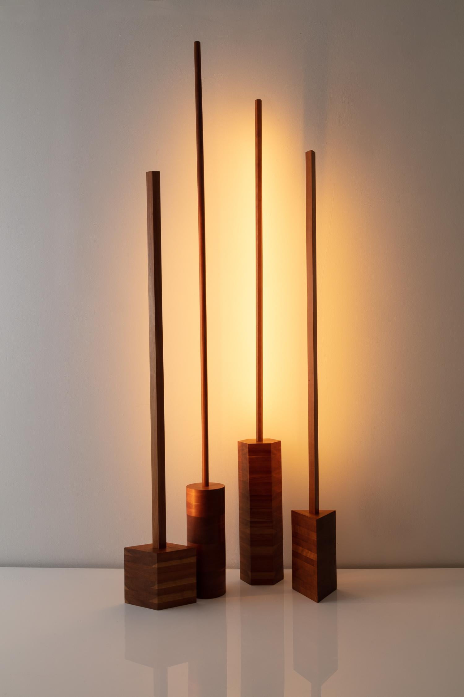 Dreieckige Kirschbaum-LED-Linien-Skulptur im Angebot 4