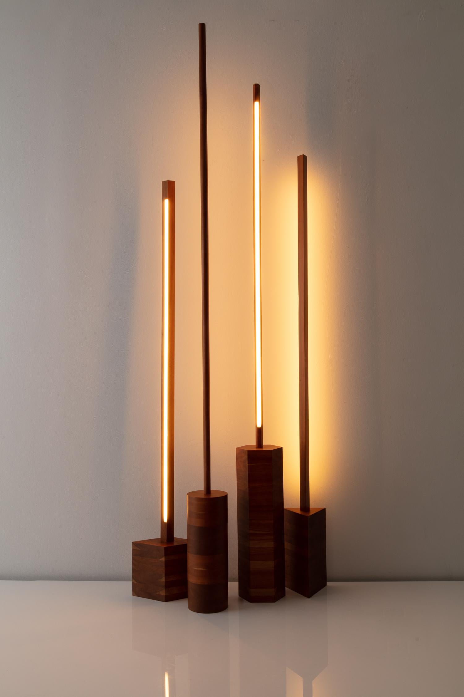 Dreieckige Kirschbaum-LED-Linien-Skulptur im Angebot 5