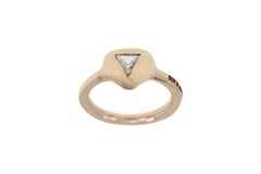 Anillo de compromiso de oro rosa con diamante blanco talla triángulo Botta Gioielli Italia