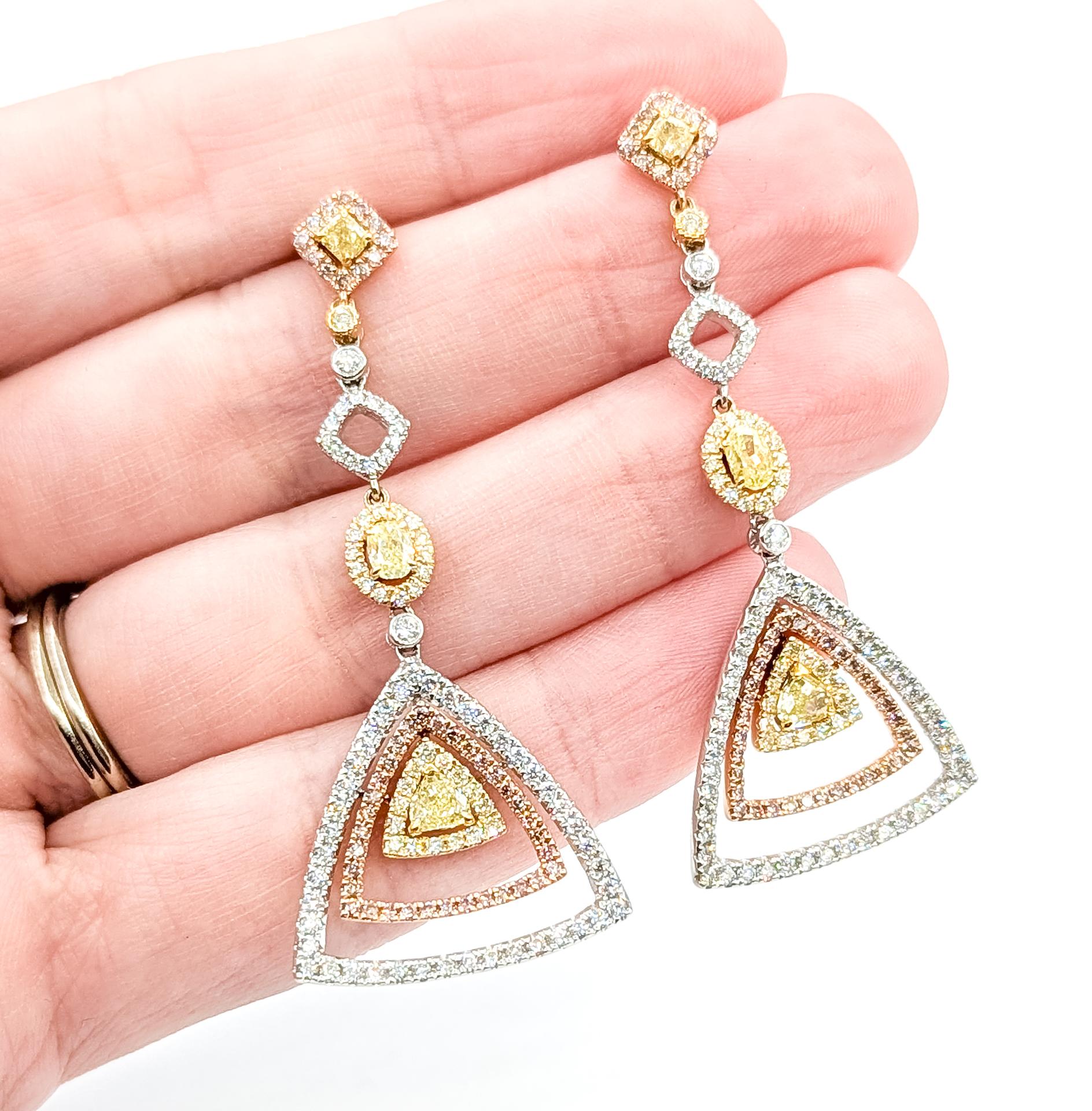 Pendientes Halo Colgantes Triangulares de Oro Bicolor de 14k

Estos pendientes están elaborados en oro bicolor de 14 quilates y presentan un intrincado diseño de gota triangular de varias capas. El conjunto presenta 0,56 quilates de diamantes