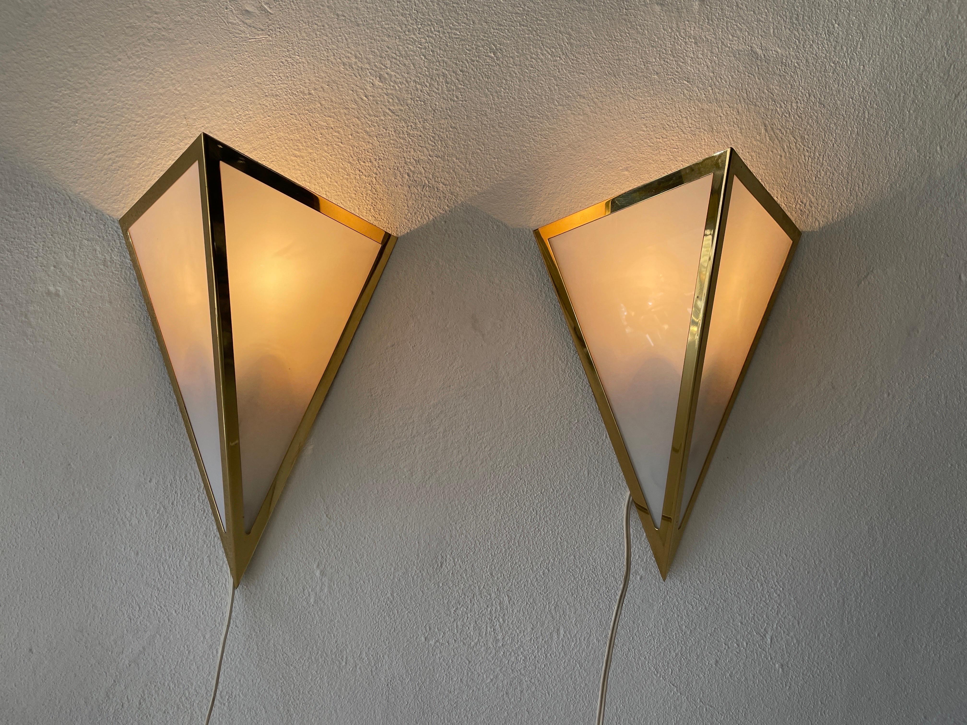 Ein Paar Wandleuchter aus Opalglas und Goldmetall im Dreiecks-Design von WKR, 1970er Jahre, Deutschland (Messing) im Angebot