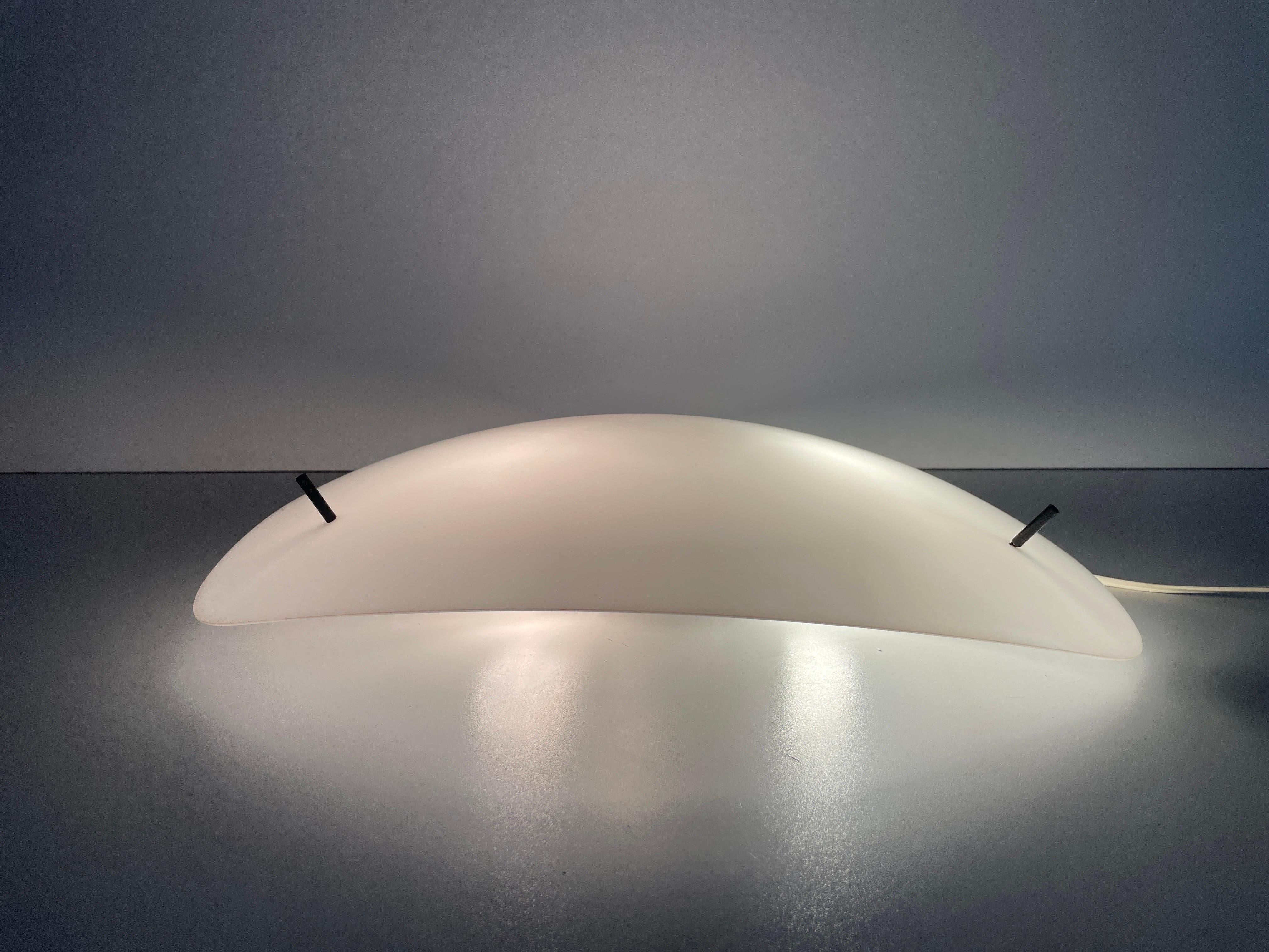 Triangle Design Lampada da parete o da soffitto di grandi dimensioni in plexiglass bianco, anni '70, Germania in vendita 4