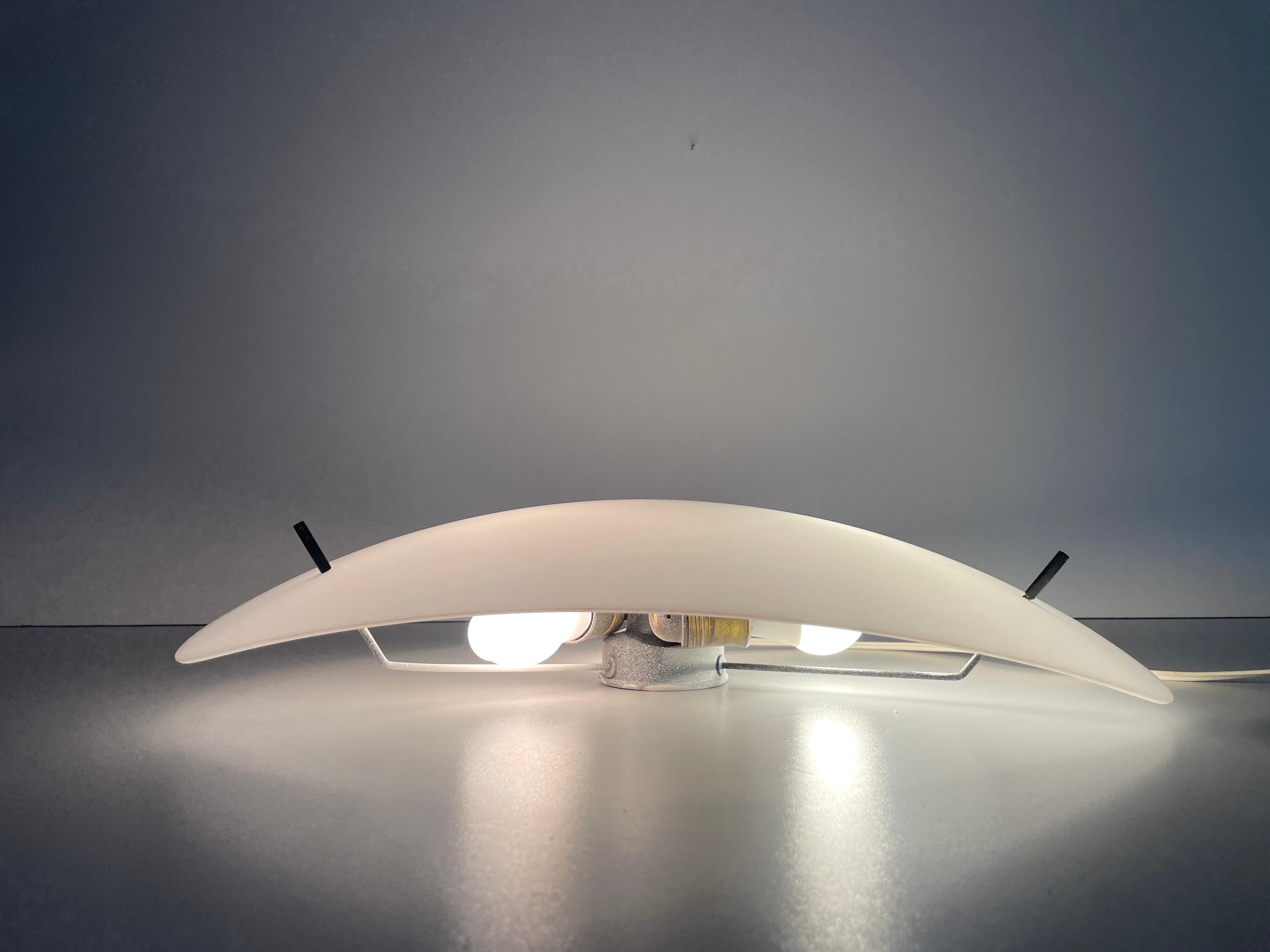 Triangle Design Lampada da parete o da soffitto di grandi dimensioni in plexiglass bianco, anni '70, Germania in vendita 5