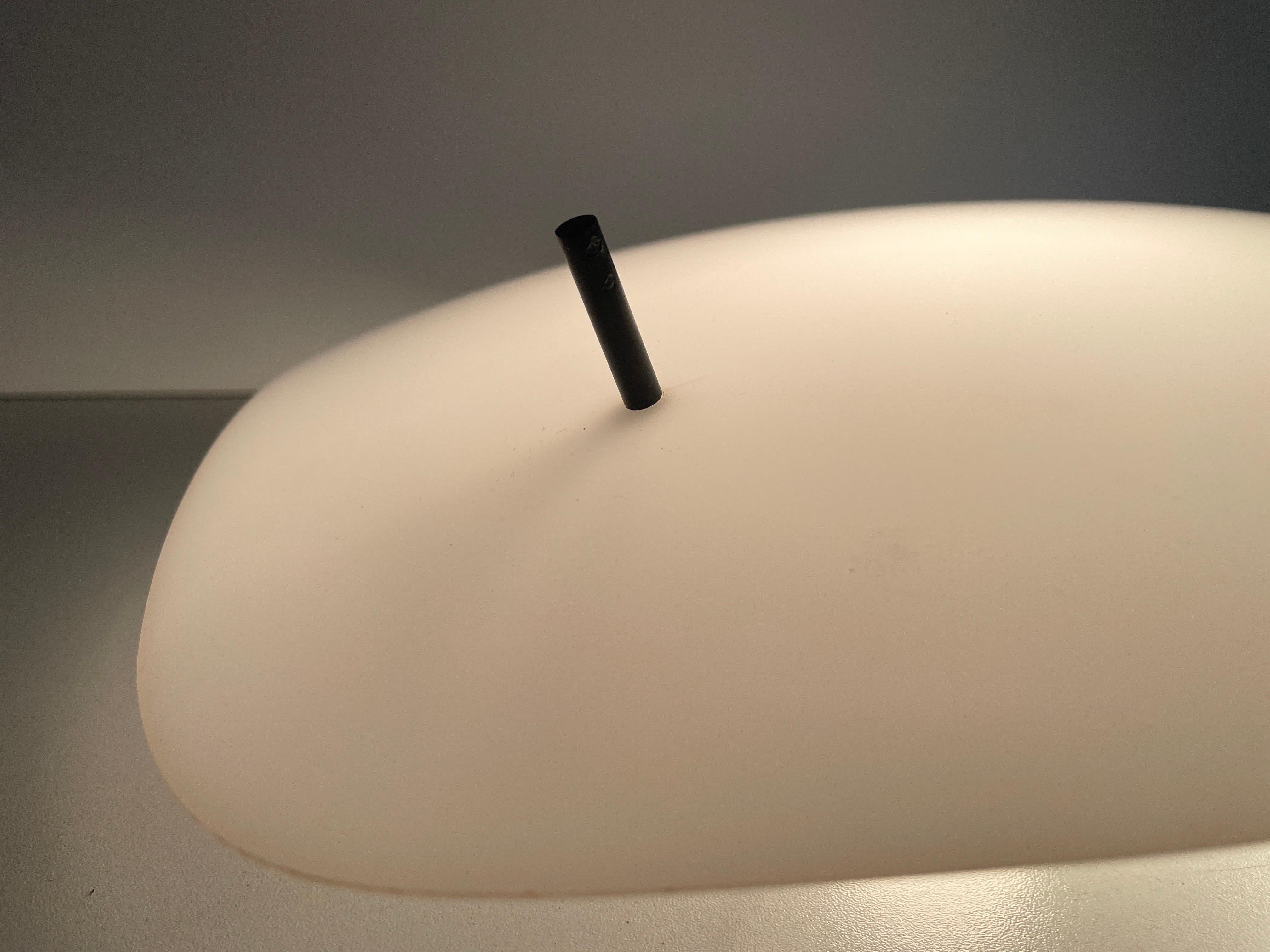 Triangle Design Lampada da parete o da soffitto di grandi dimensioni in plexiglass bianco, anni '70, Germania in vendita 9