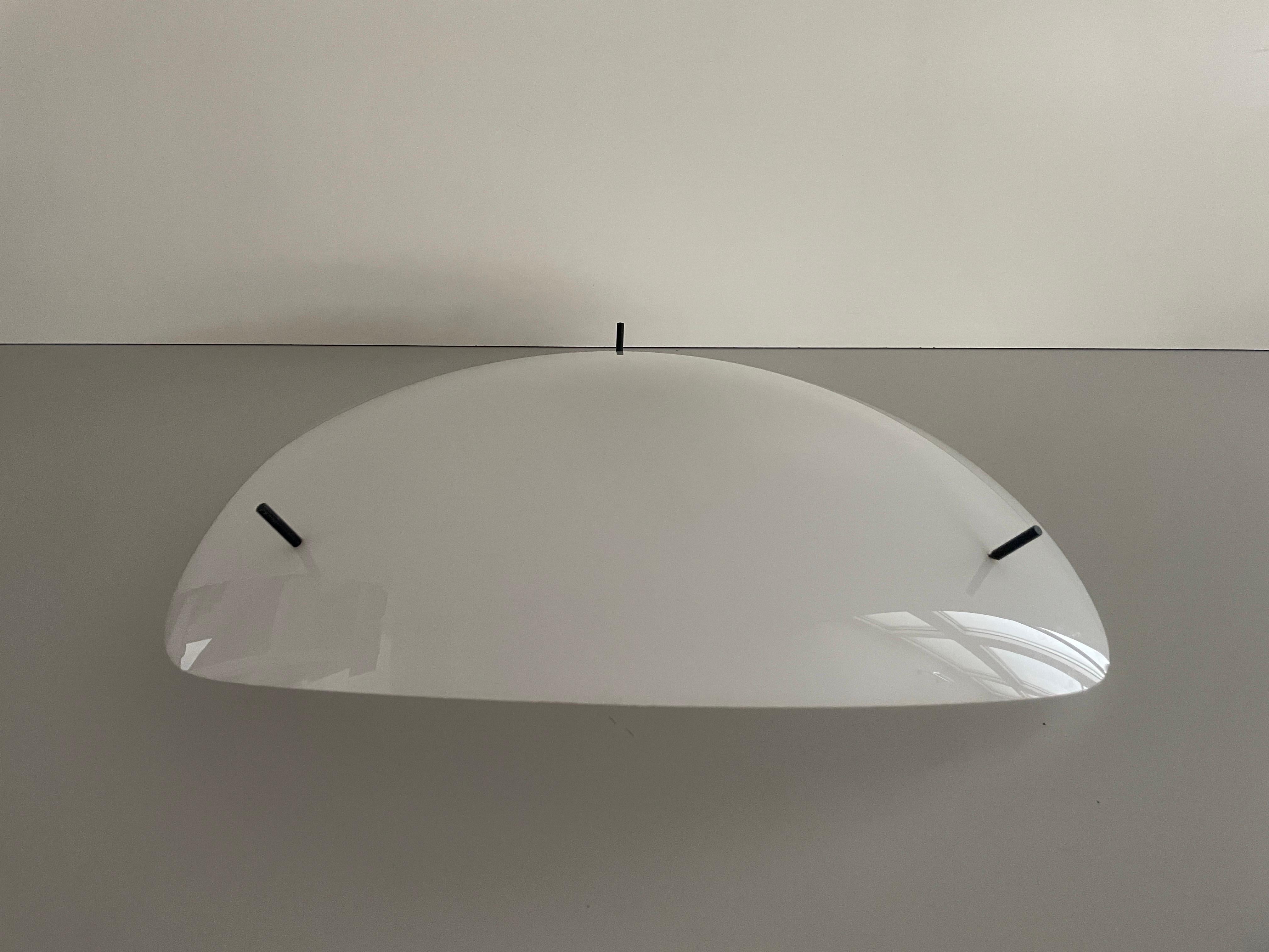 Triangle Design Lampada da parete o da soffitto di grandi dimensioni in plexiglass bianco, anni '70, Germania

Il paralume è in ottime condizioni vintage.

Questa lampada funziona con 3x lampadine E27. 
Cablato e adatto all'uso con 220V e 110V per