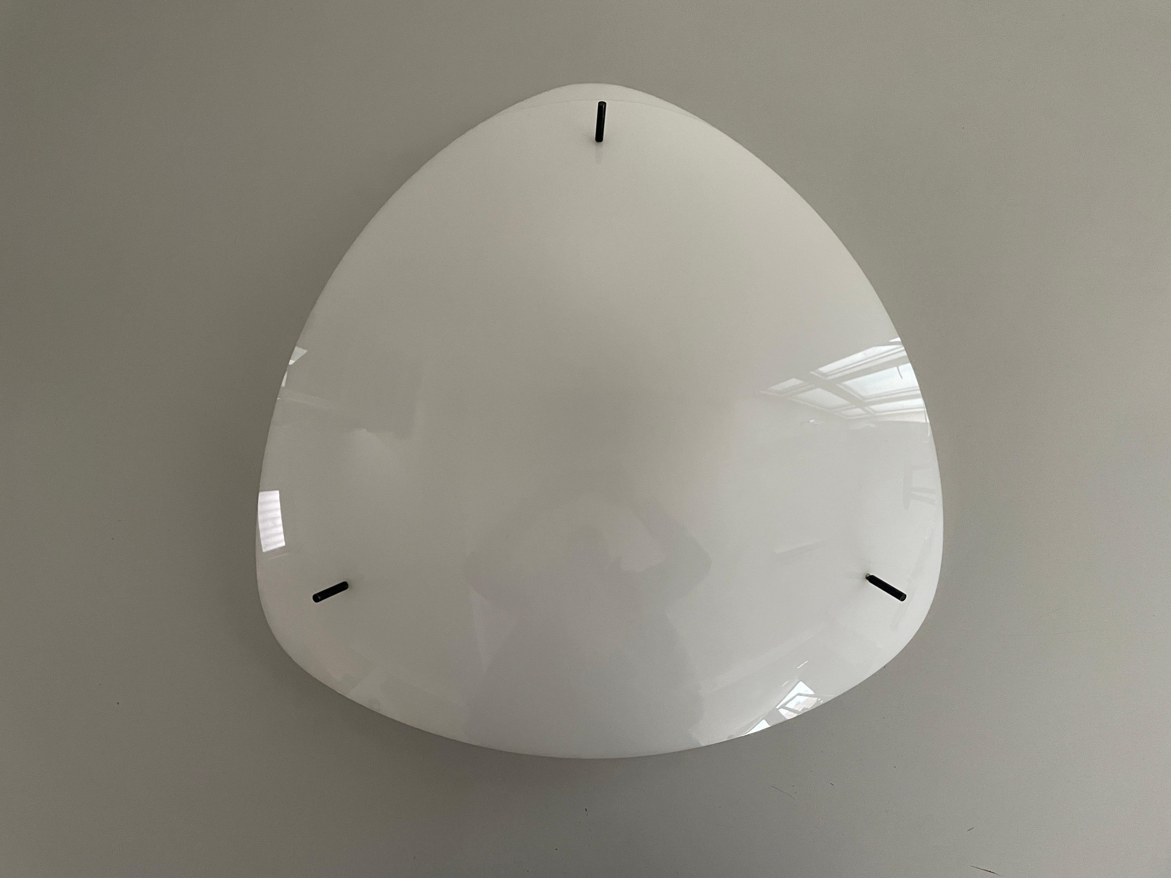 Mid-Century moderno Triangle Design Lampada da parete o da soffitto di grandi dimensioni in plexiglass bianco, anni '70, Germania in vendita